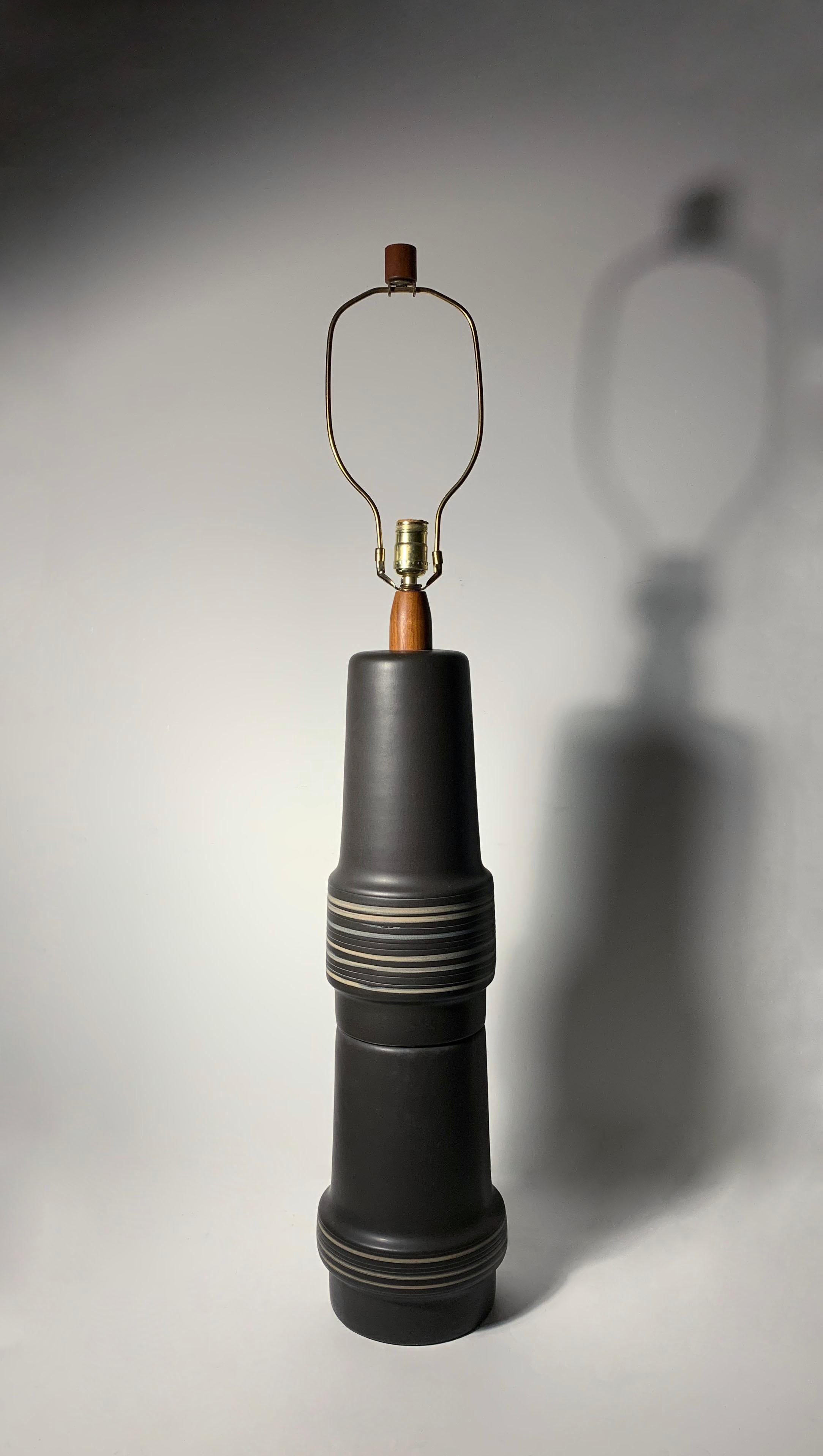 Gordon & Jane Martz Mid Century Stacked Ceramic Pottery Table Lamp in Black For Sale 5