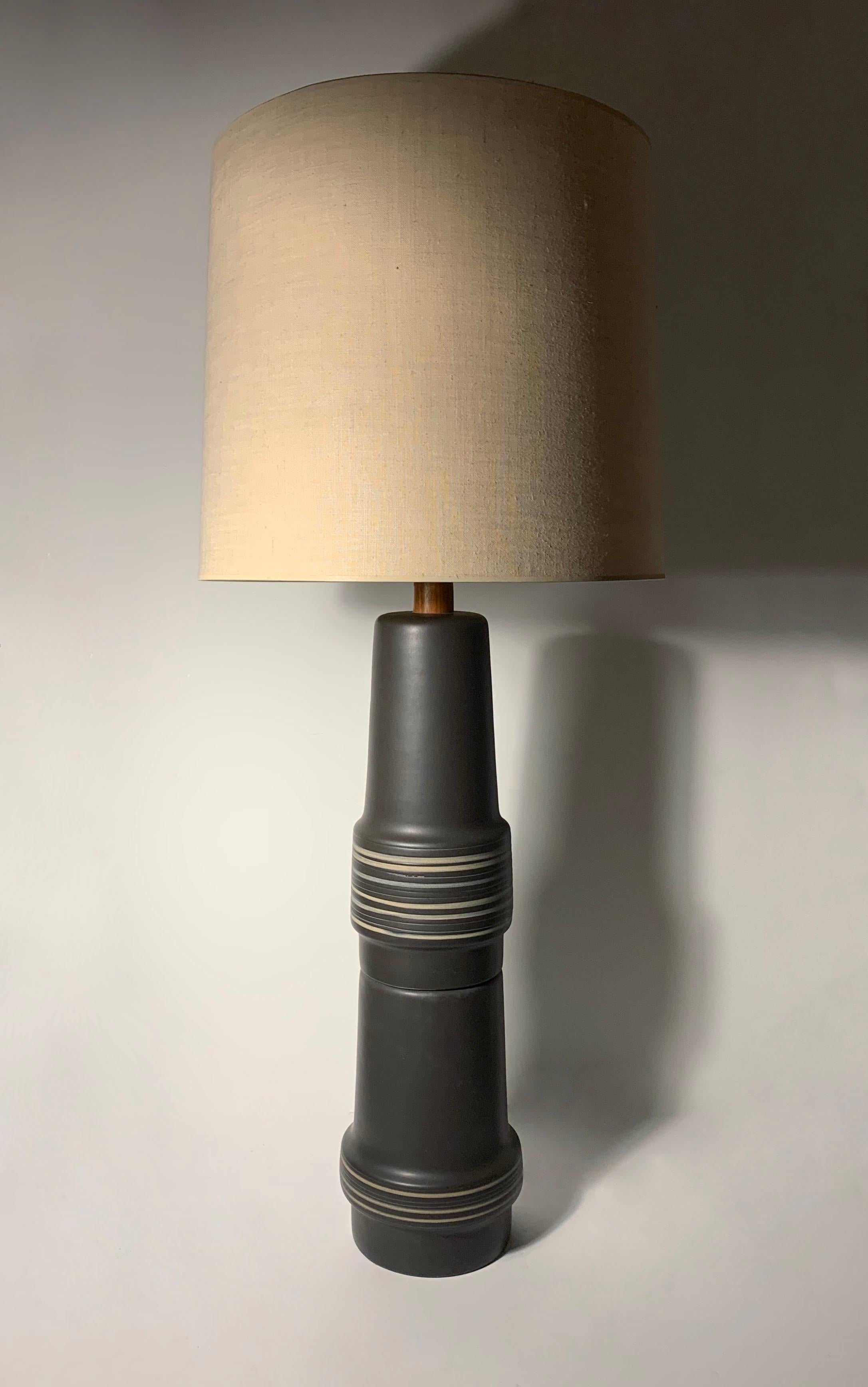 Mid-Century Modern Lampe de table empilée Gordon & Jane Martz du milieu du siècle dernier en céramique noire en vente