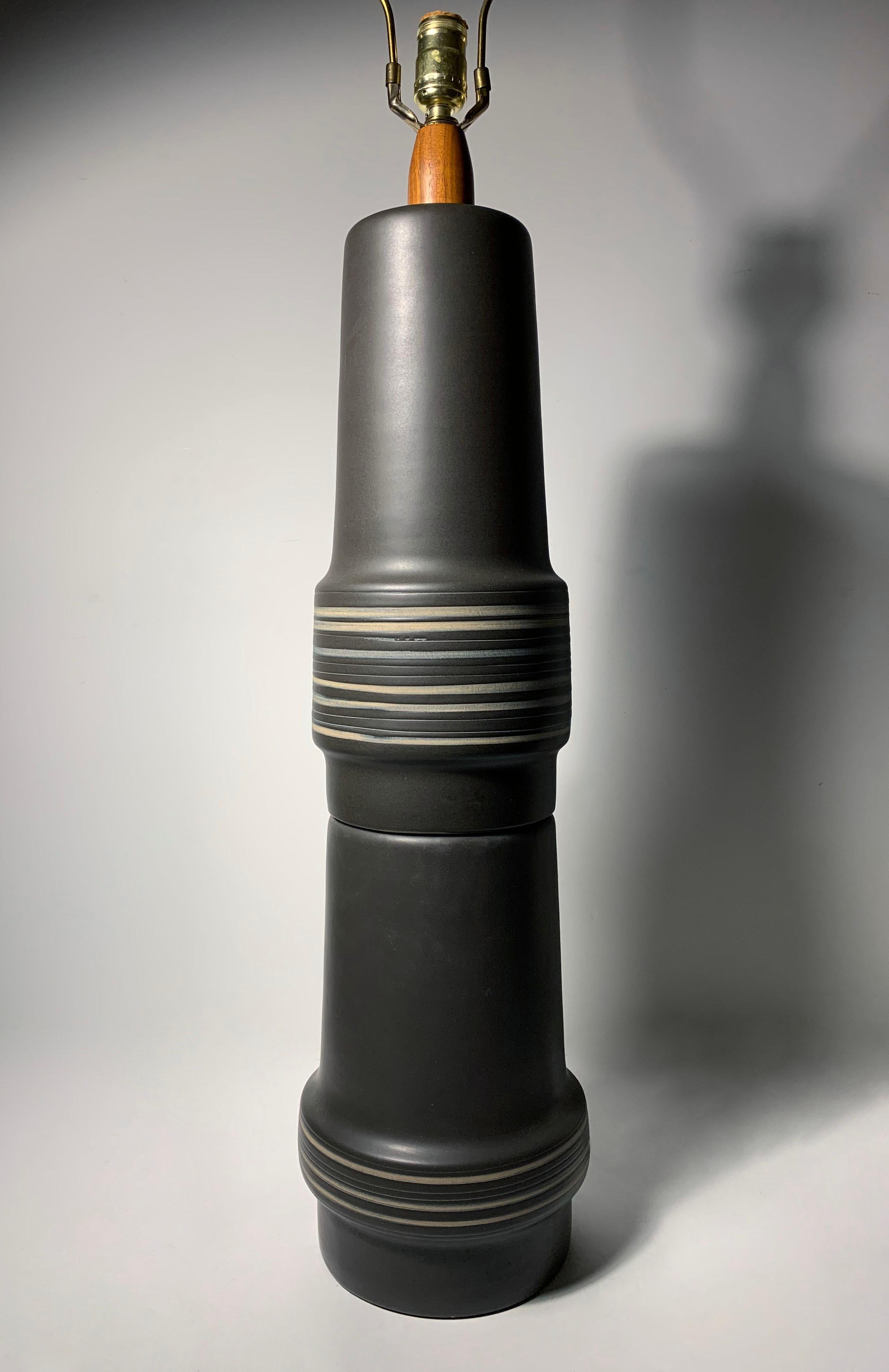 American Gordon & Jane Martz Mid Century Stacked Ceramic Pottery Table Lamp in Black For Sale