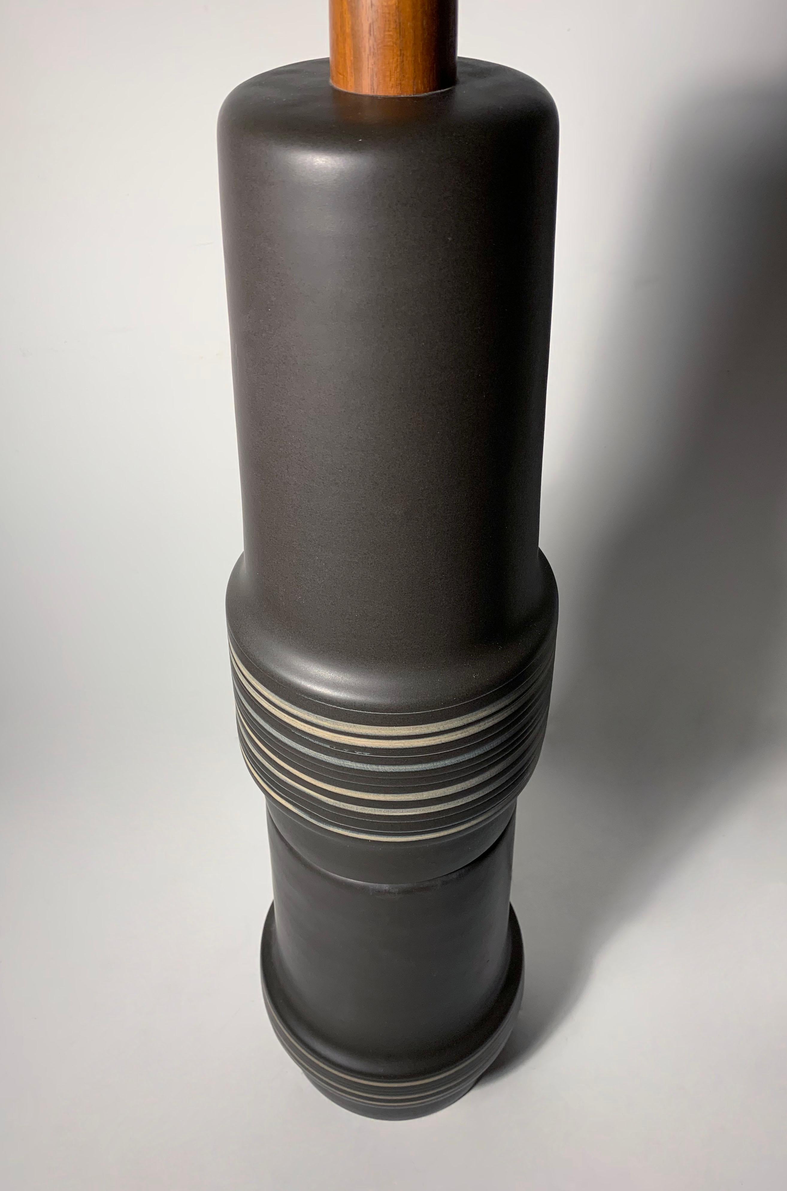 Gordon & Jane Martz Mid Century Stacked Ceramic Pottery Table Lamp in Black In Good Condition For Sale In Chicago, IL