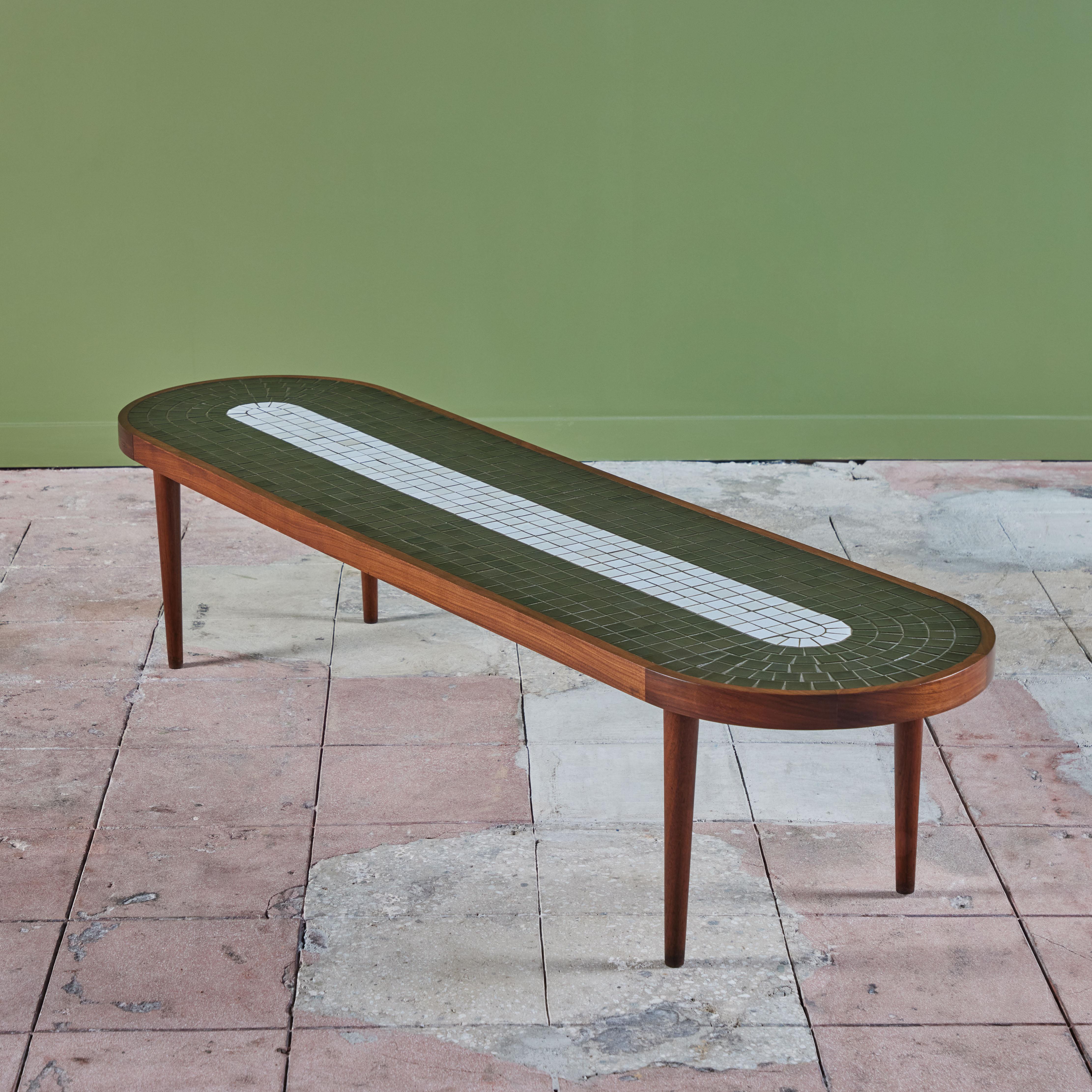 20ième siècle Table basse ovale en carreaux de mosaïque Gordon & Jane Martz en vente