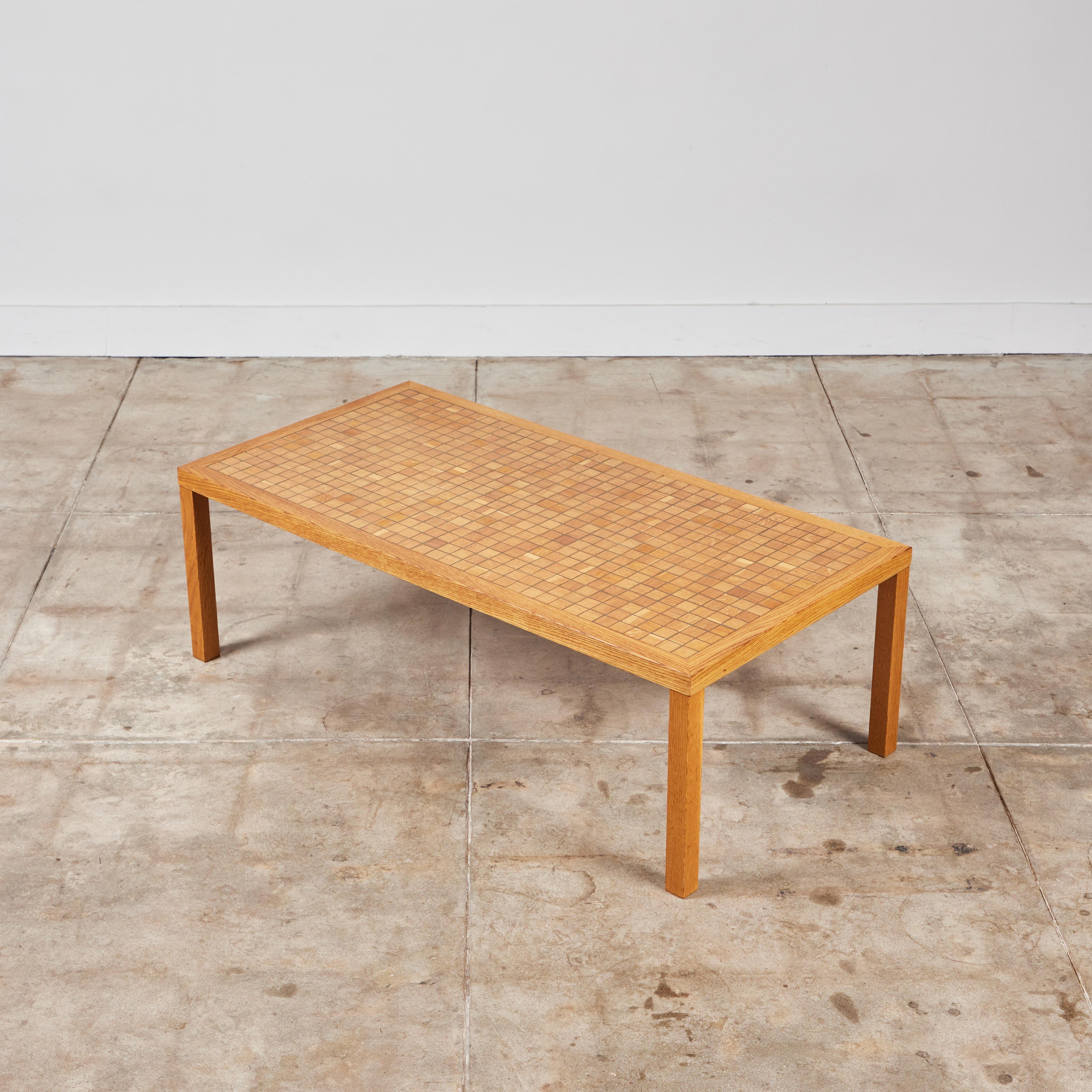 Chêne Table basse rectangulaire Gordon & Jane Martz avec mosaïque de chêne incrustée en vente