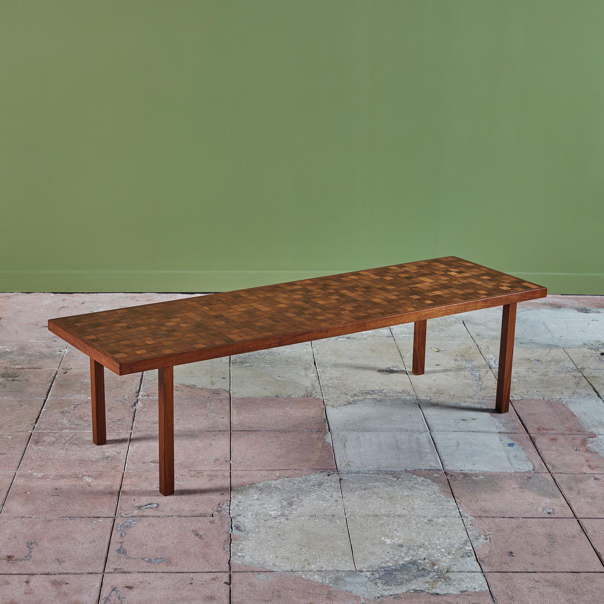 Rechteckiger Couchtisch aus Walnussholz von Gordon & Jane Martz. Die Tischplatte ist mit quadratischen Fliesen in einem geometrischen Muster eingelegt. Die Fliesen weisen unterschiedliche Holzmaserungen und Brauntöne auf. Der Rahmen und die