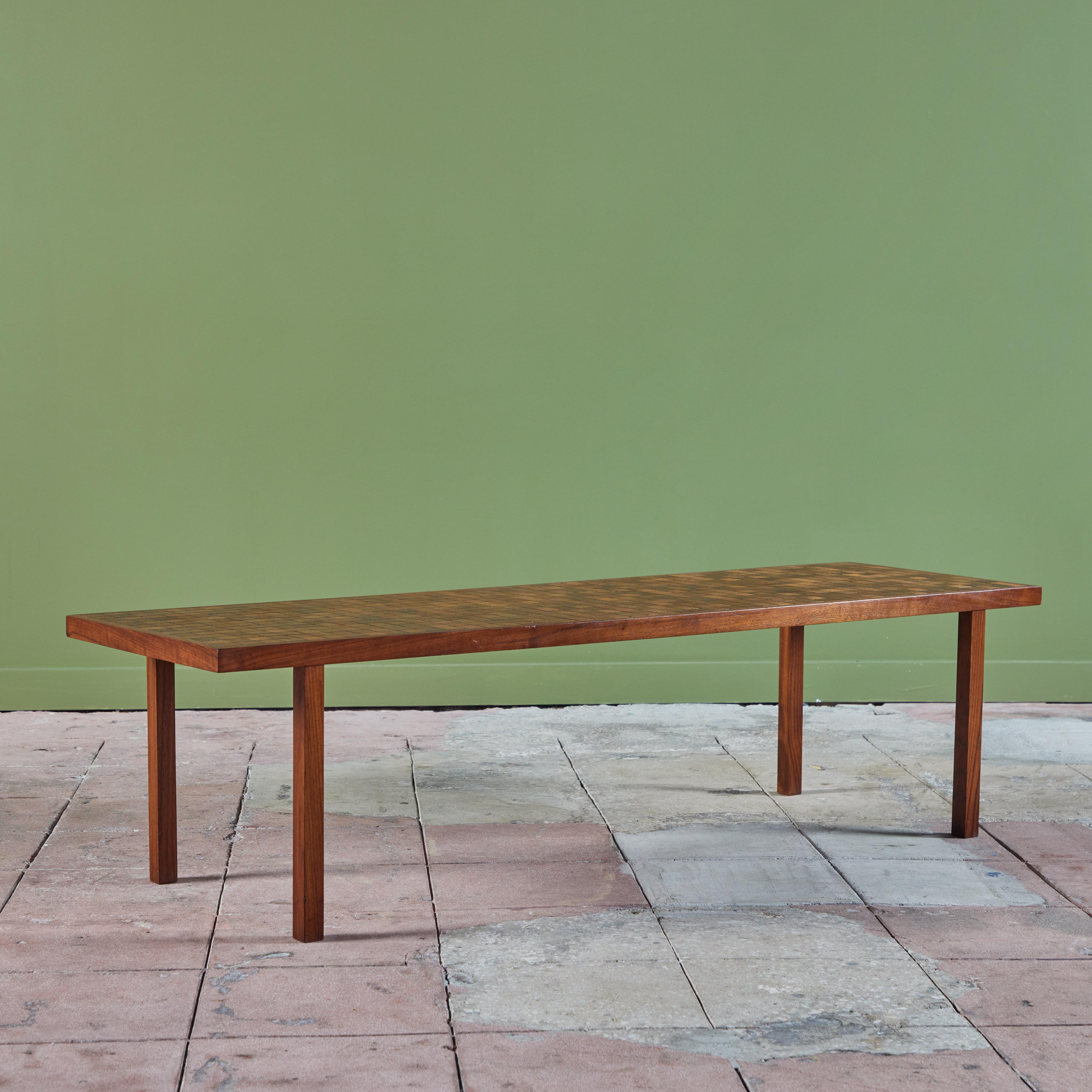 Mid-Century Modern Table basse rectangulaire Gordon & Jane Martz avec incrustation de mosaïque de noyer en vente