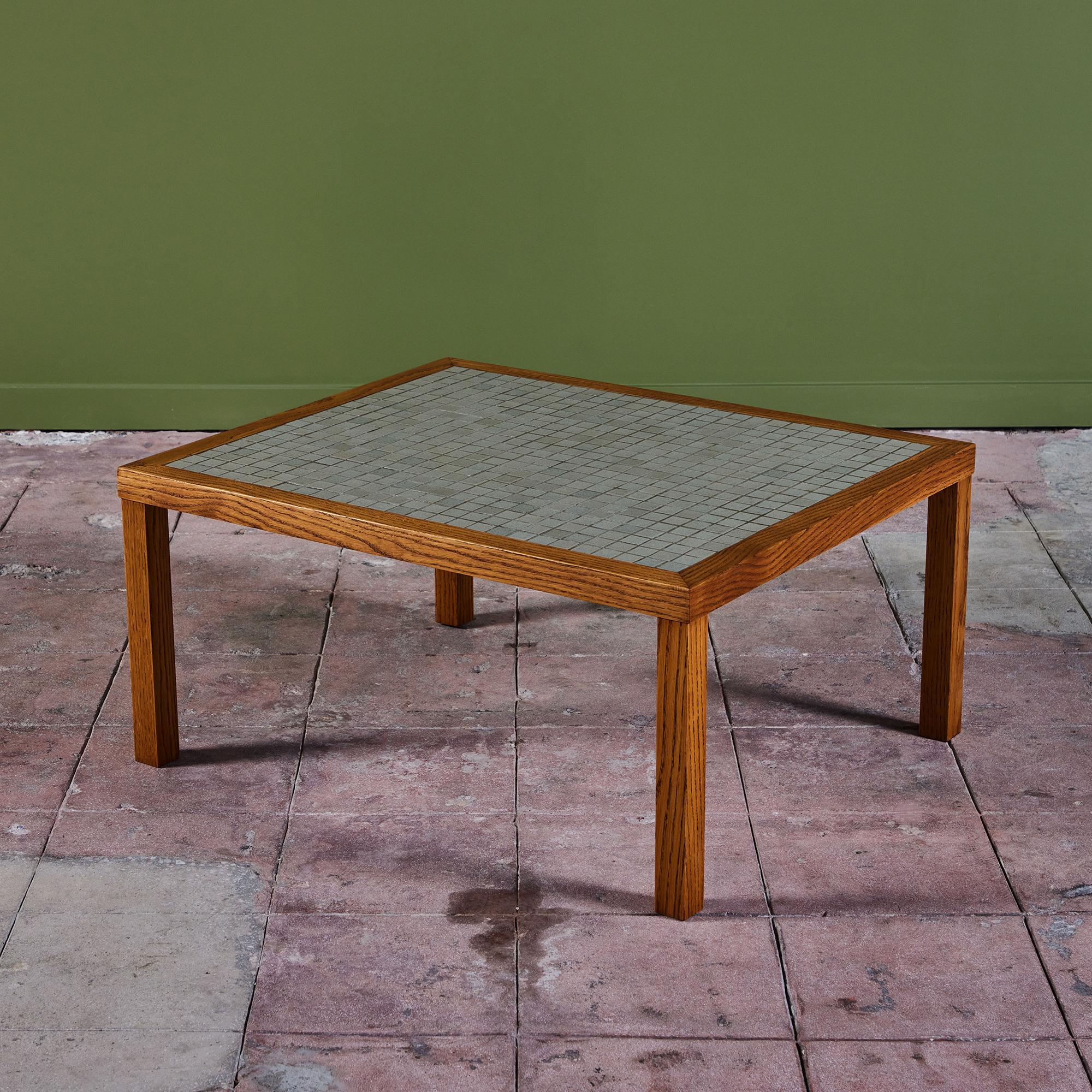 Rechteckiger Couchtisch von Gordon & Jane Martz. Die Tischplatte ist mit quadratischen Keramikfliesen in hellgrau gesprenkelt eingelegt. Der Rahmen des Tisches und die vier Beine sind aus massiver Eiche.

Abmessungen
36
