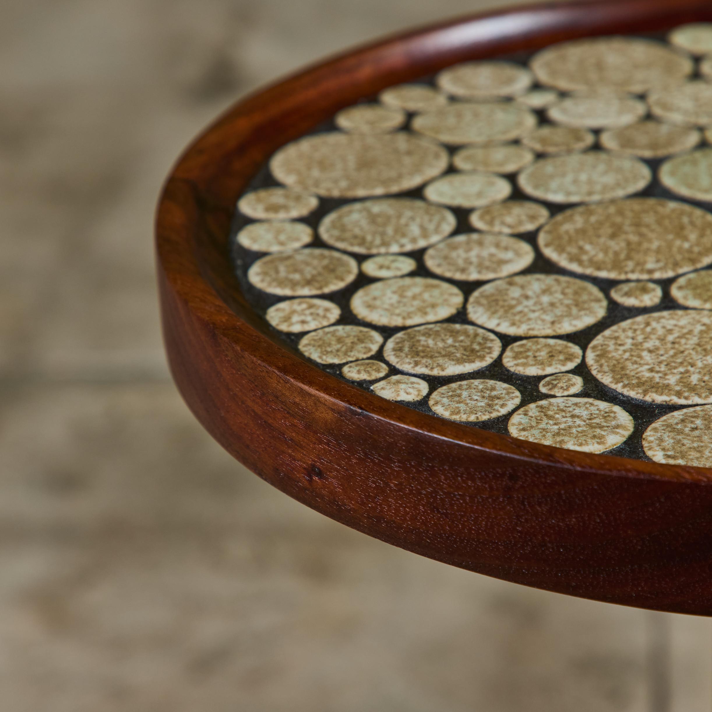 Table d'appoint en mosaïque de pièces de monnaie émaillées Gordon & Jane Martz en vente 4