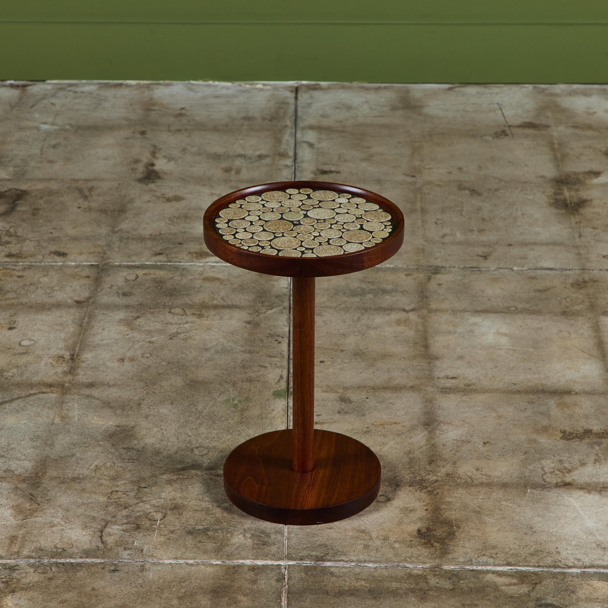 Table d'appoint ronde de Gordon et Jane Martz. Le plateau de la table est incrusté de carreaux de céramique à glaçure mouchetée de couleur ciment, avec un bord en noyer légèrement surélevé. Le cadre, la base et le piédestal de la table sont tous en