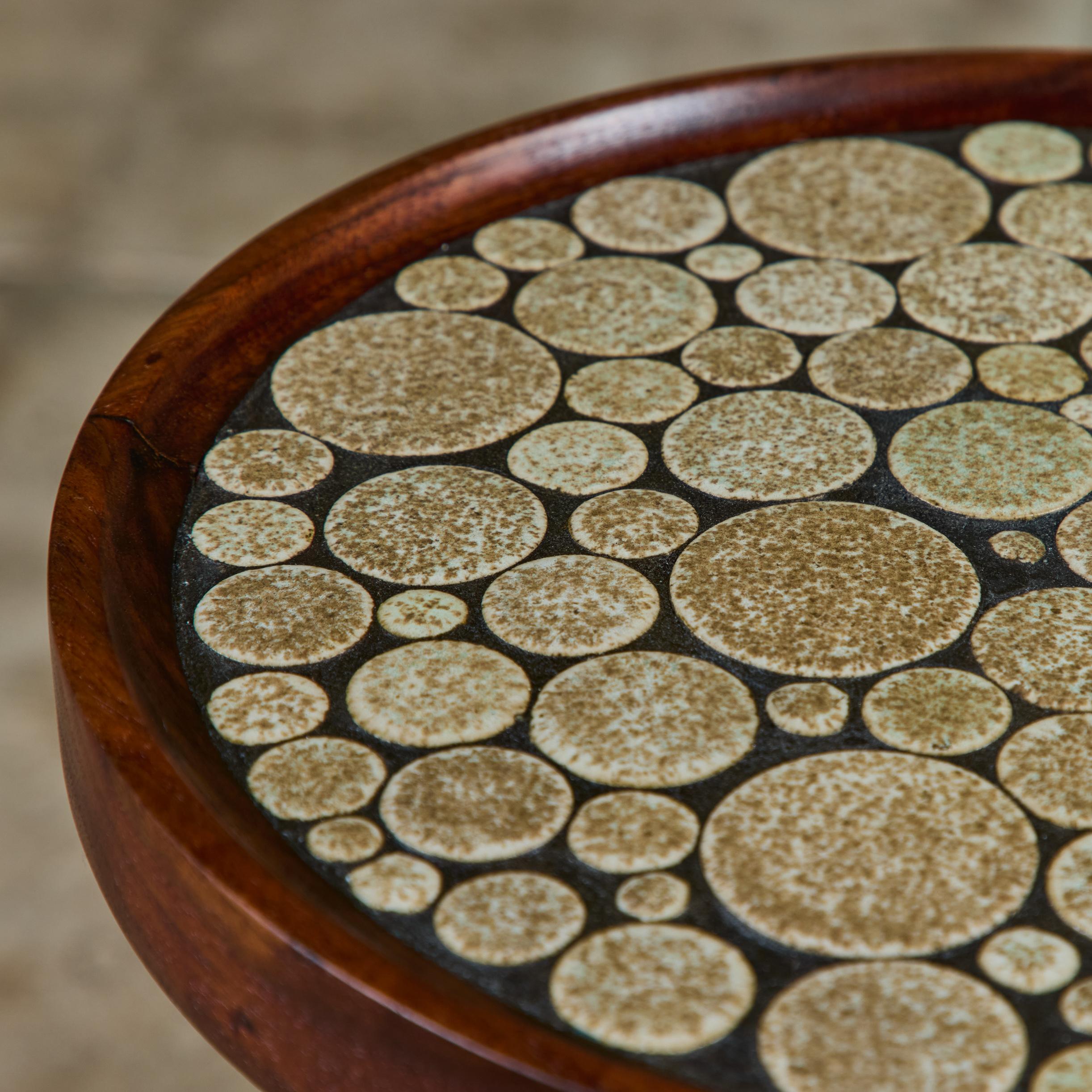 Mid-Century Modern Table d'appoint en mosaïque de pièces de monnaie émaillées Gordon & Jane Martz en vente