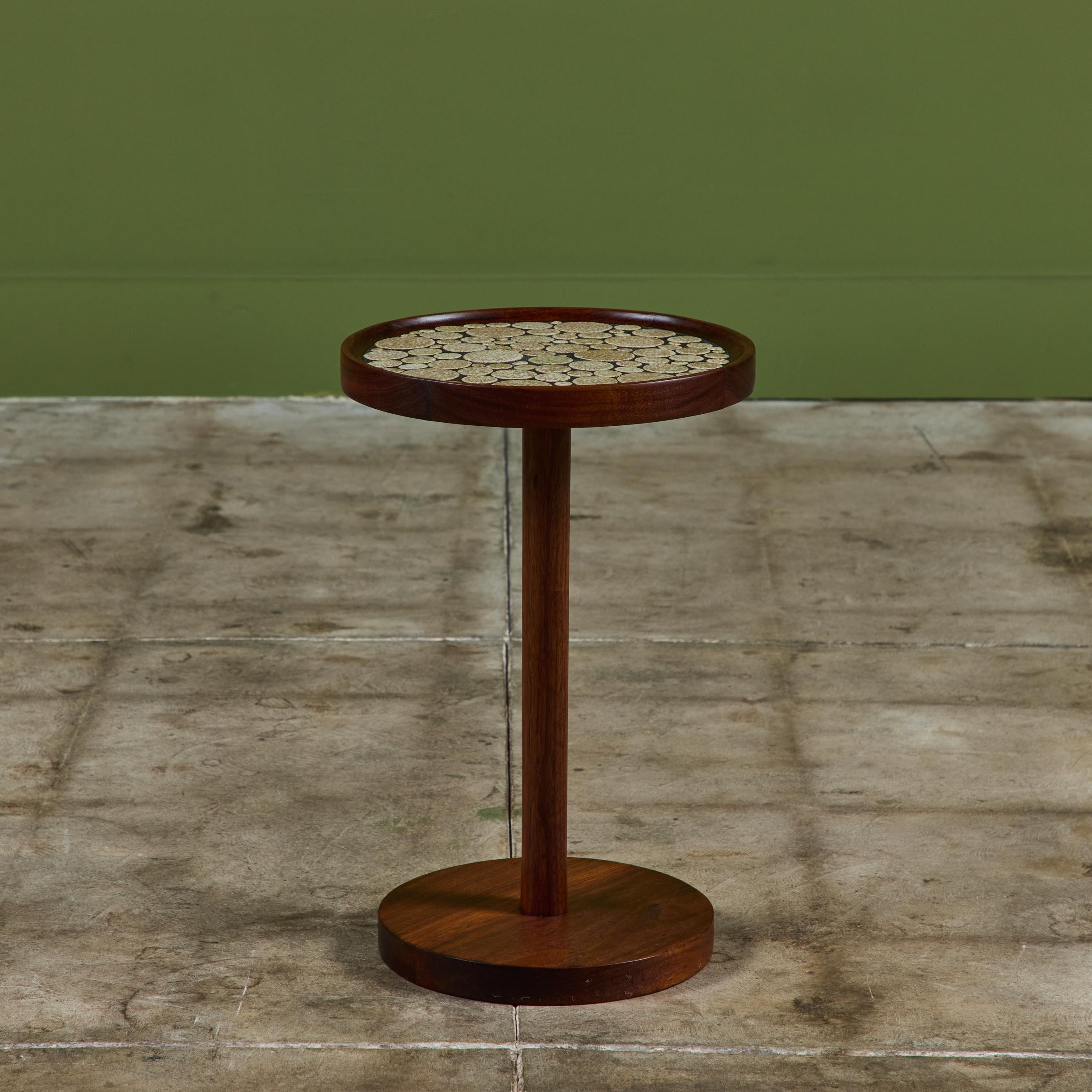 Américain Table d'appoint en mosaïque de pièces de monnaie émaillées Gordon & Jane Martz en vente