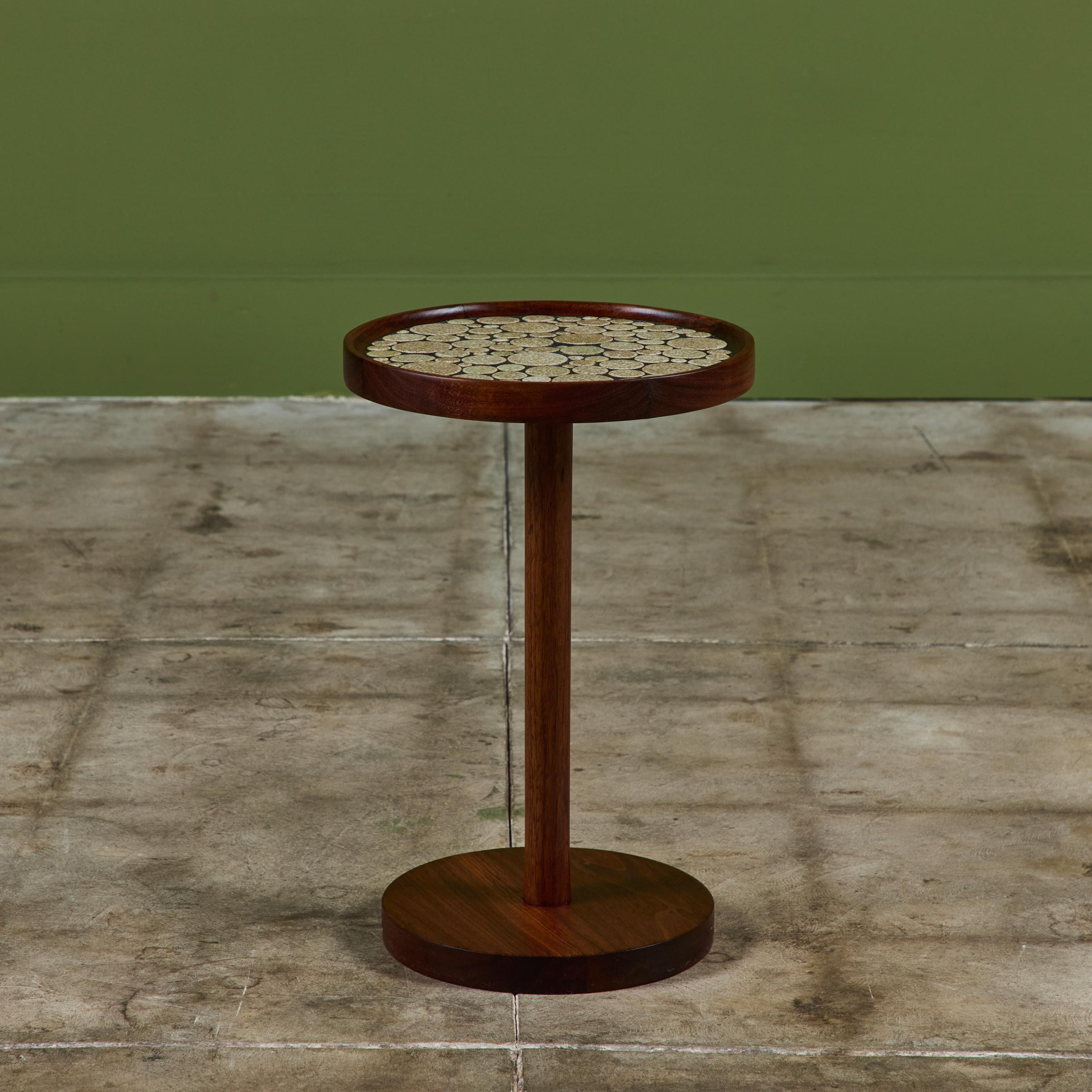 Mosaïque Table d'appoint en mosaïque de pièces de monnaie émaillées Gordon & Jane Martz en vente