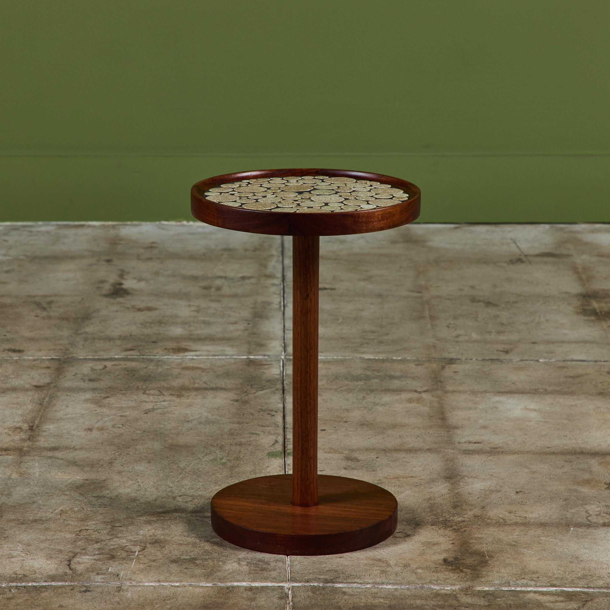 Table d'appoint en mosaïque de pièces de monnaie émaillées Gordon & Jane Martz Excellent état - En vente à Los Angeles, CA