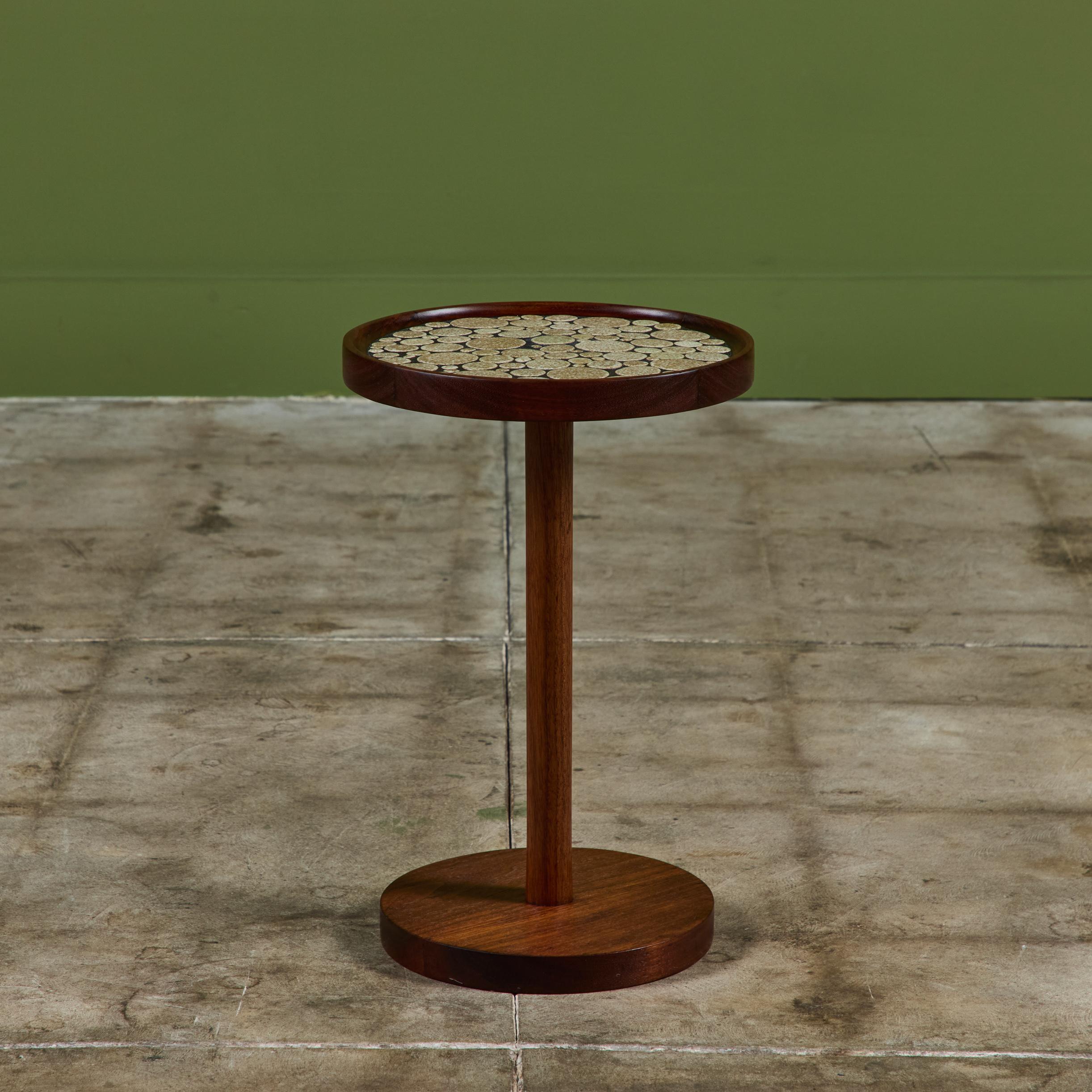 20ième siècle Table d'appoint en mosaïque de pièces de monnaie émaillées Gordon & Jane Martz en vente