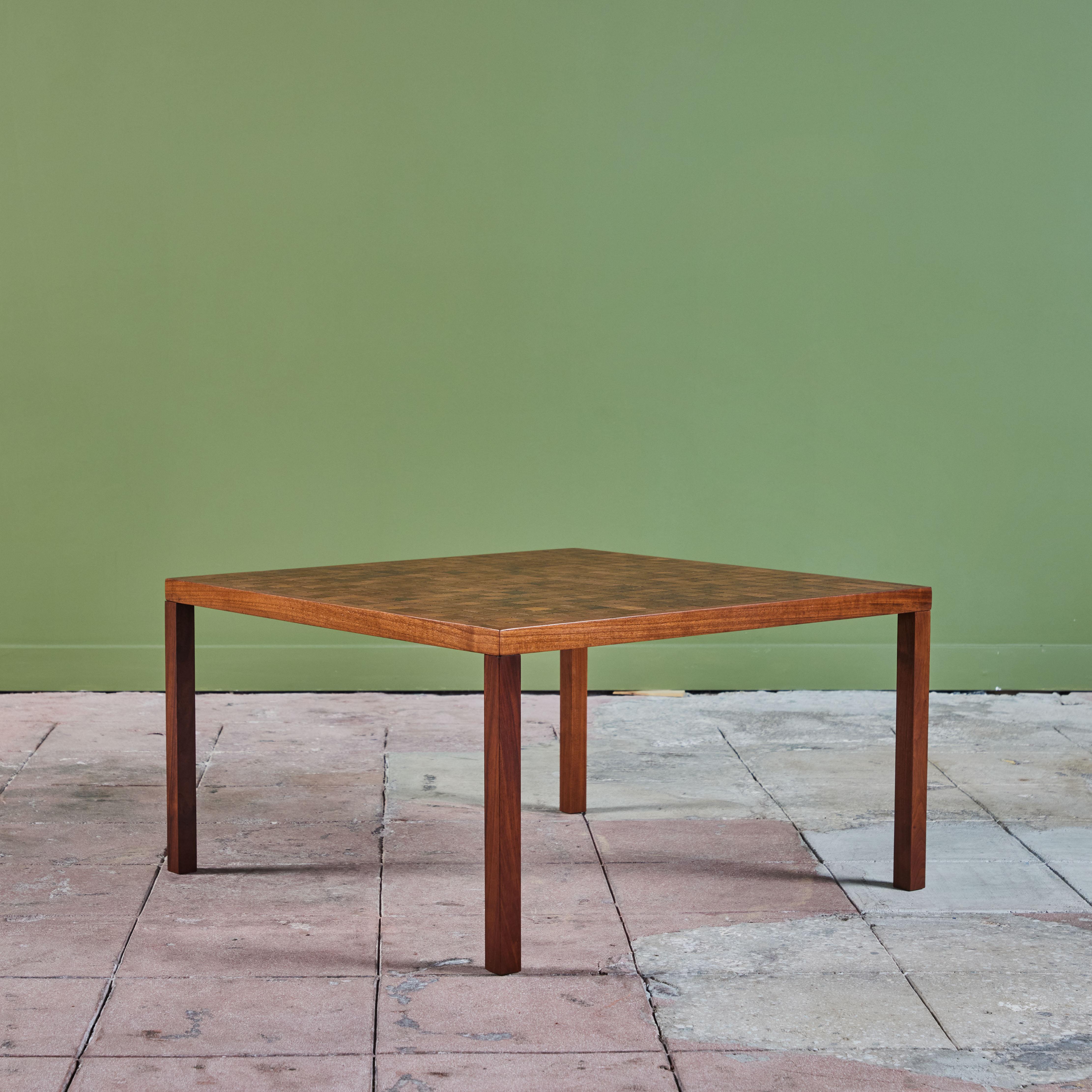 20ième siècle Table basse carrée Gordon & Jane Martz avec incrustation de mosaïque de noyer en vente