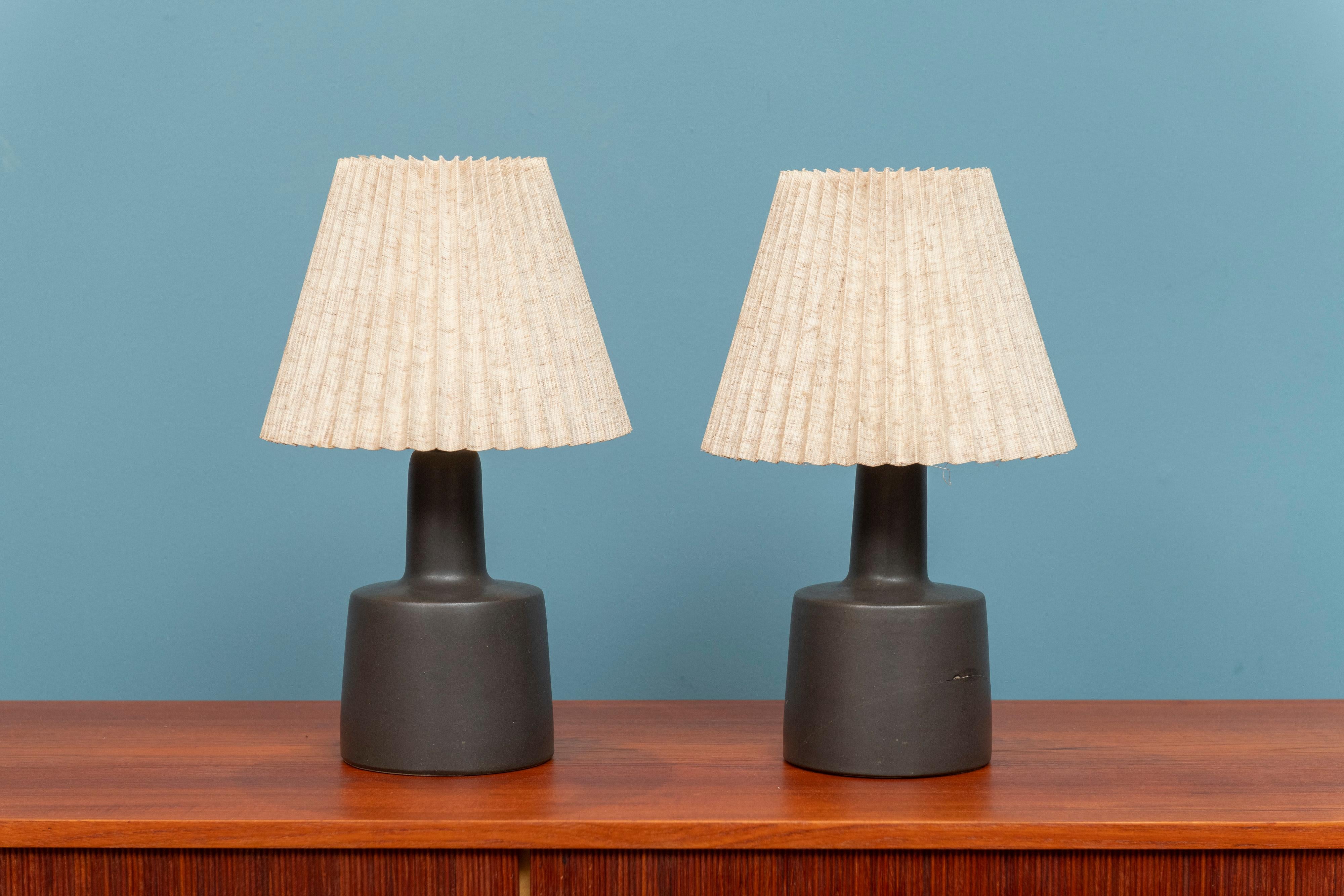 Paire de lampes de table des studios Gordon & Jane Martz. Une lampe est parfaite et l'autre a été cassée et réparée. Corps de lampe en céramique de couleur anthracite avec câblage d'origine. Les deux lampes sont signées. 
Vendus en l'état, ils sont
