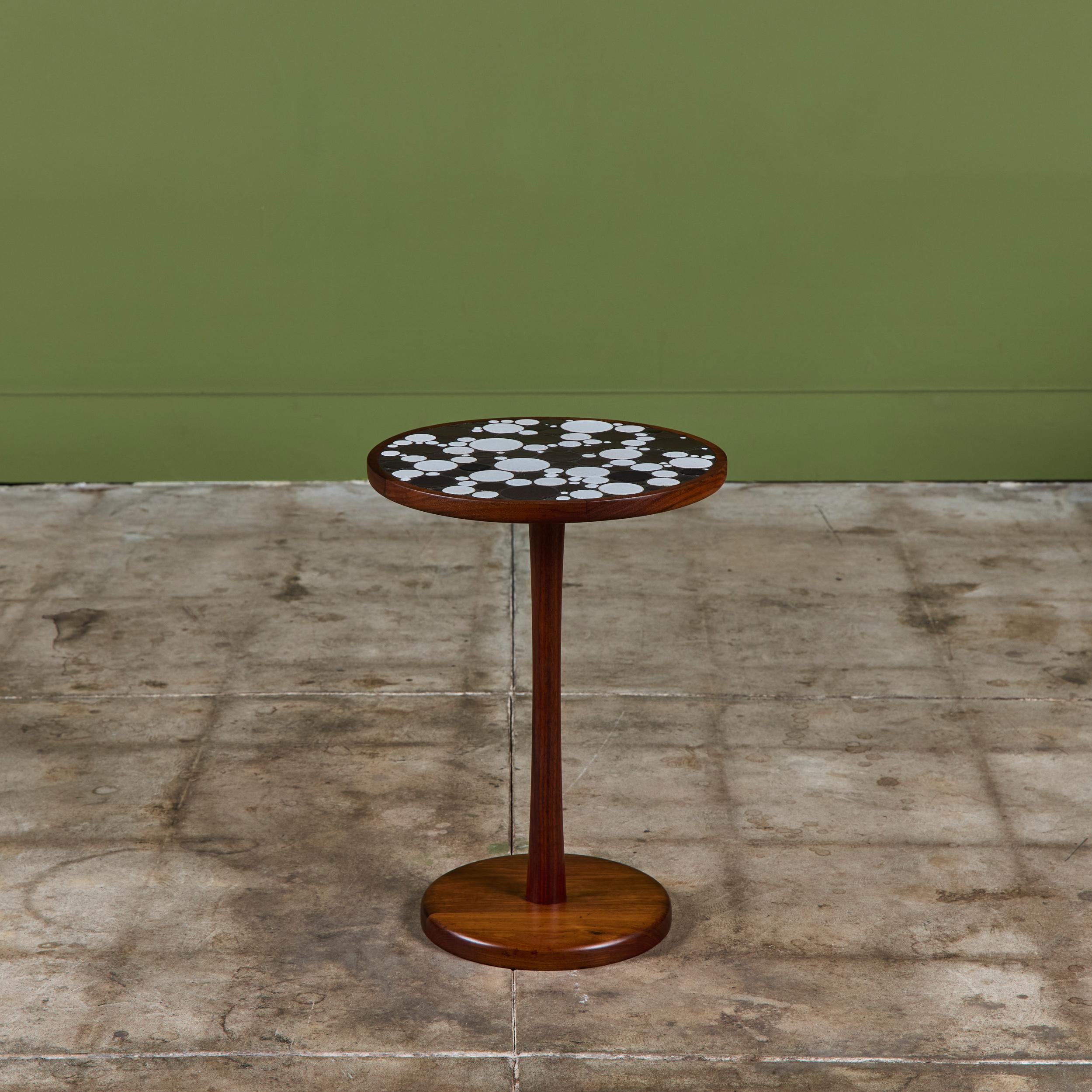 20ième siècle Gordon & Jane Martz Two Tone Coin Tile Mosaic Side Table en vente