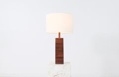 Restaurada por expertos - Lámpara de sobremesa de nogal Gordon & Jane Martz para Marshall Studios