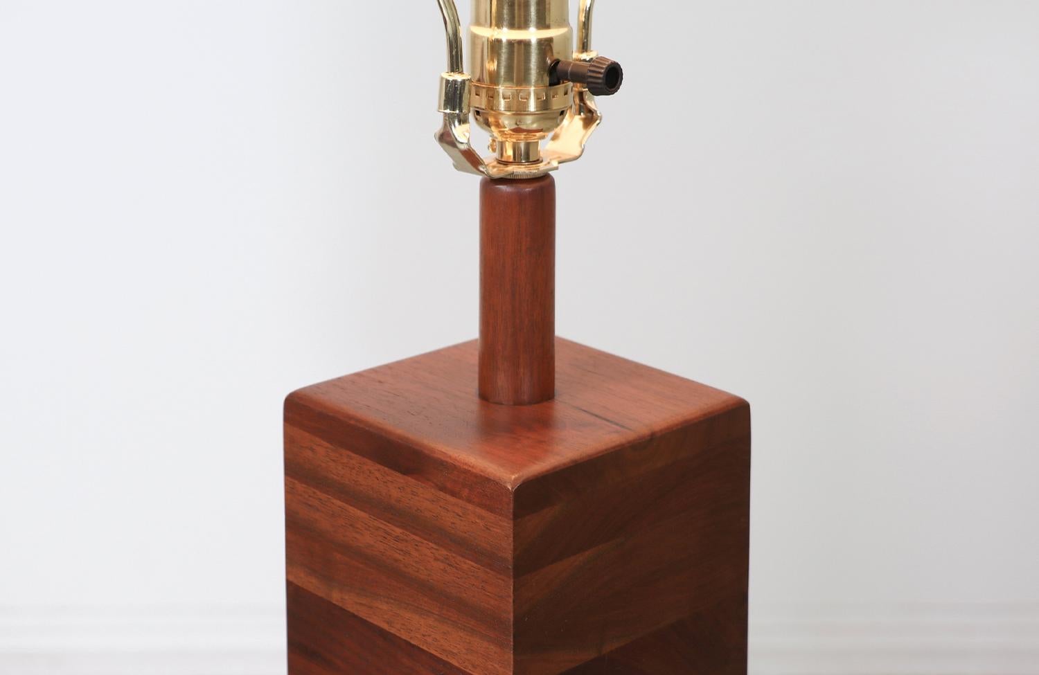 Milieu du XXe siècle Expert en restauration - Lampe de table en noyer de Gordon & Jane Martz pour Marshall Studios en vente