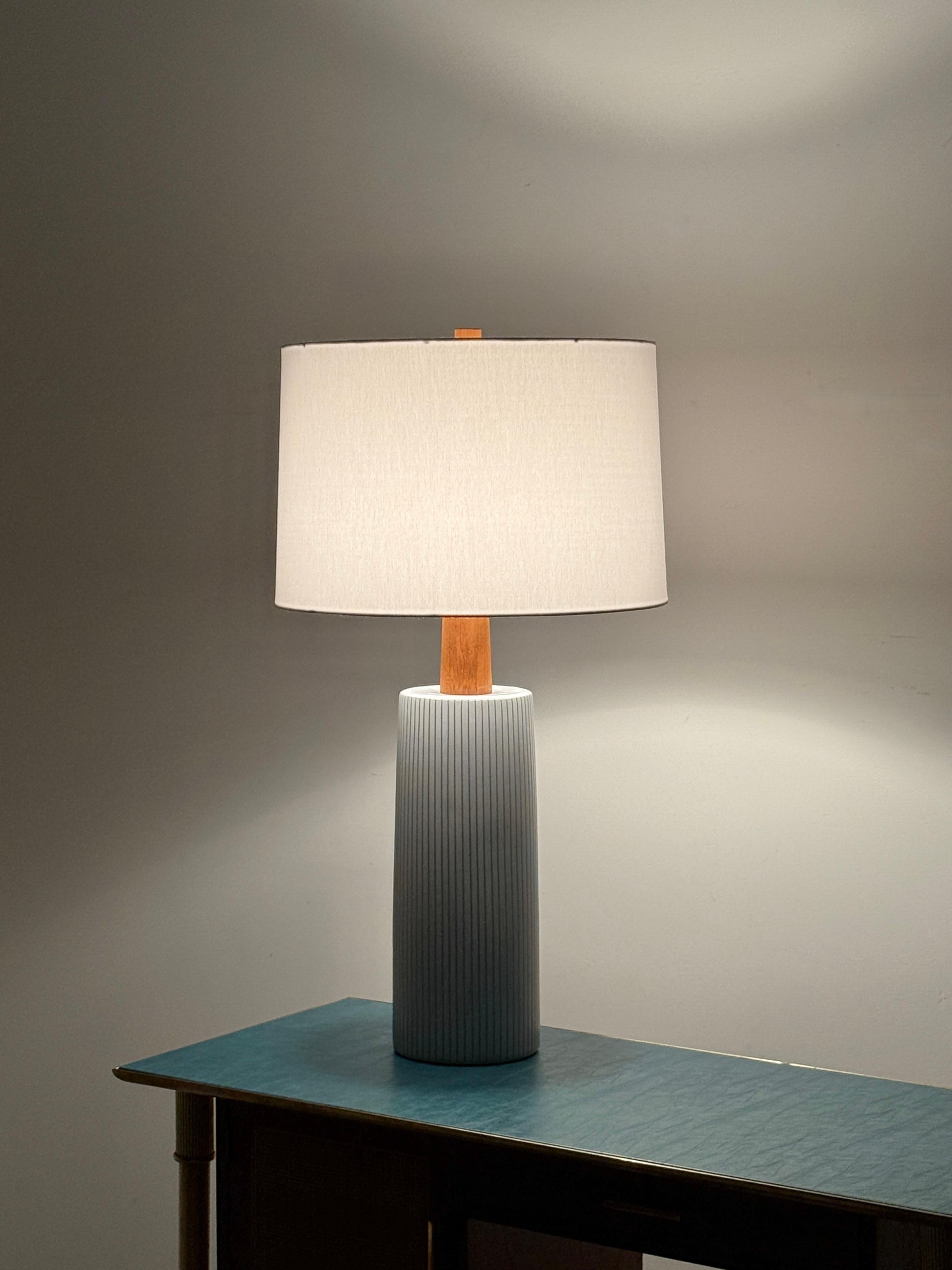 Gordon & Jane Martz White Ceramic Pinstripe Table Lamp Marshall Studios 1960s In Good Condition In Troy, MI