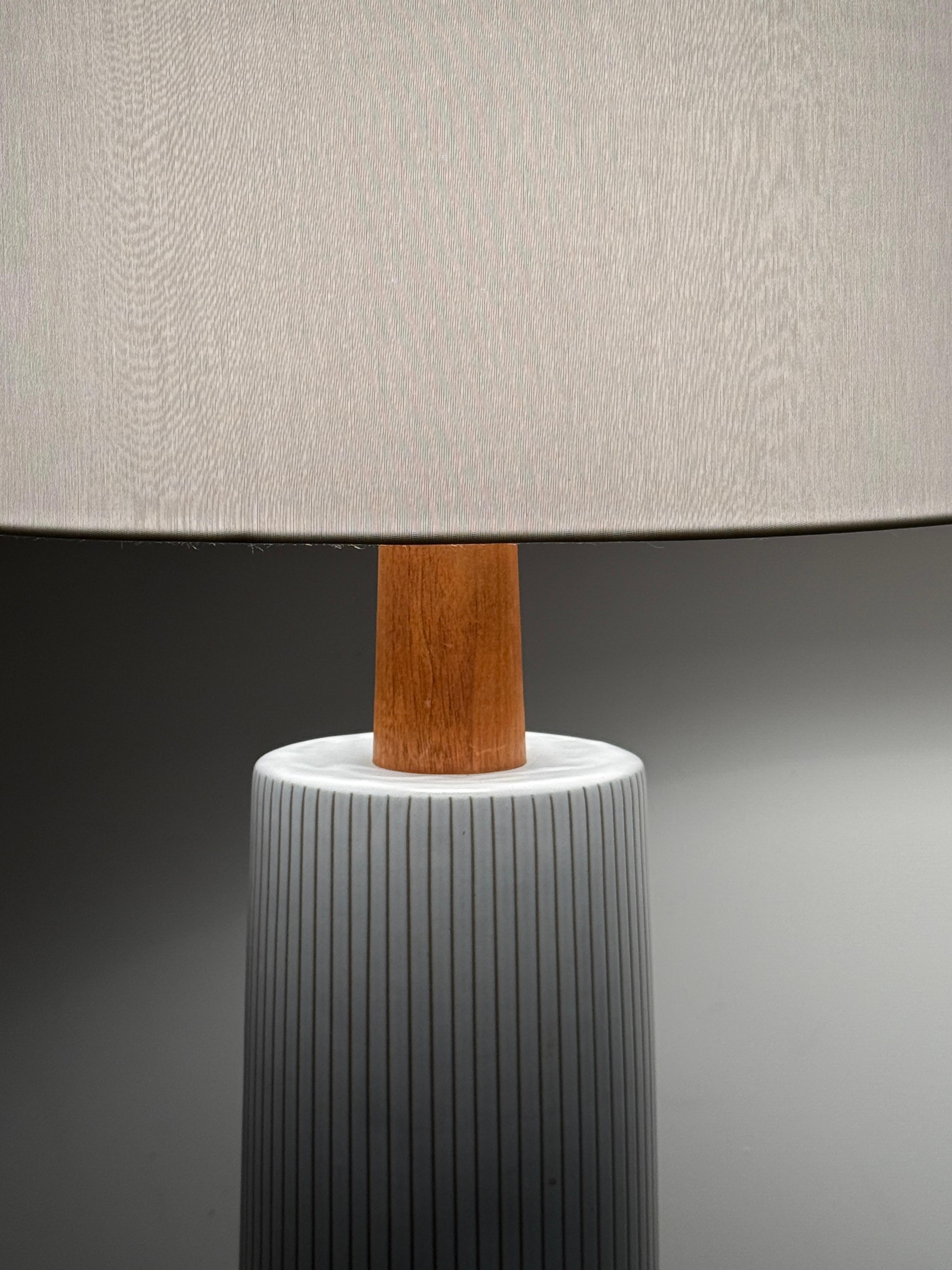 Gordon & Jane Martz White Ceramic Pinstripe Table Lamp Marshall Studios 1960s 1