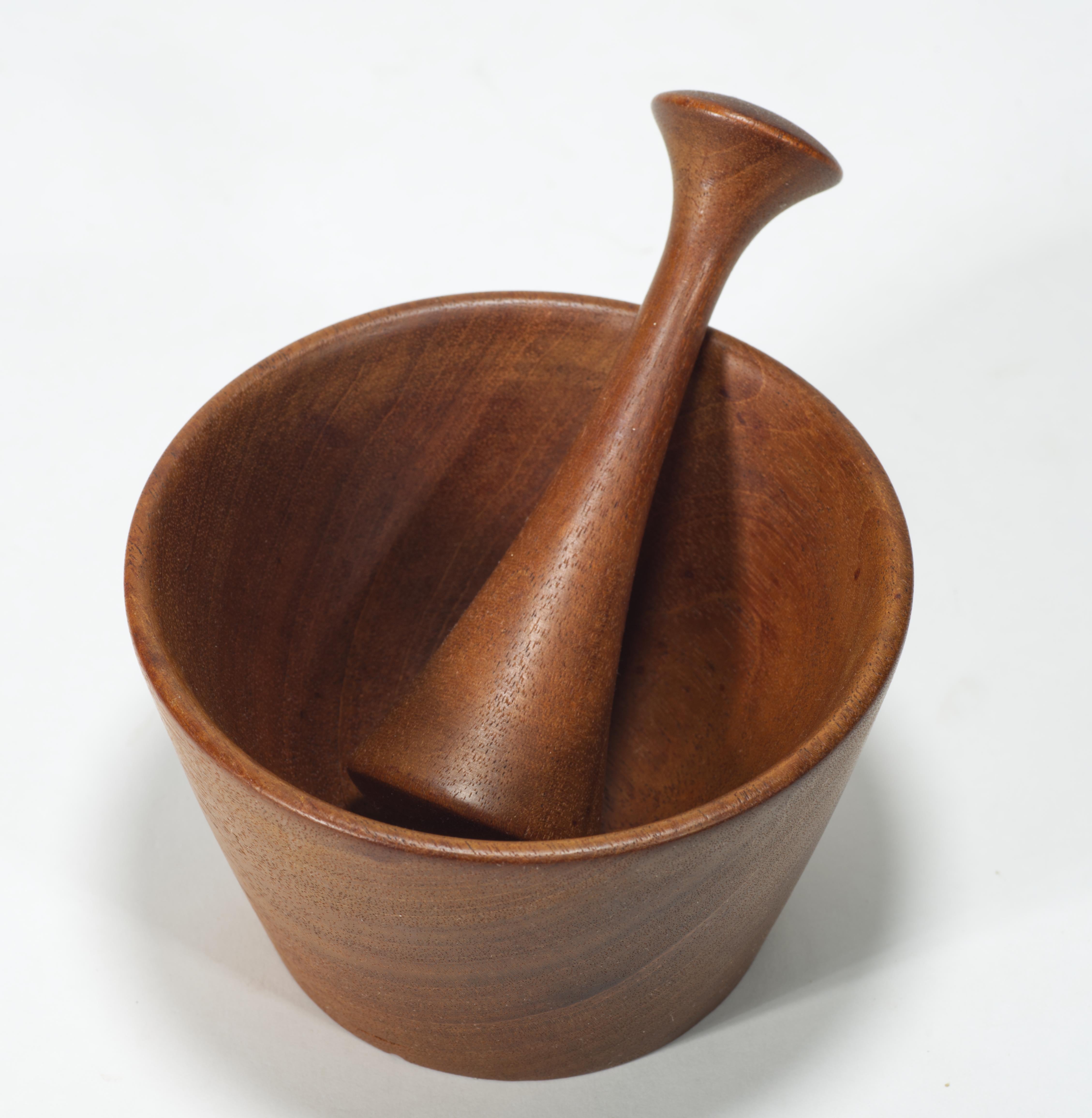 L'elegante set vintage di mortaio e pestello è caratterizzato da un raro legno di Iroko con bellissime venature e sottili variazioni di colore che vengono enfatizzate dalla finitura ad olio semi-opaca. La forma snella e minimalista dei pezzi