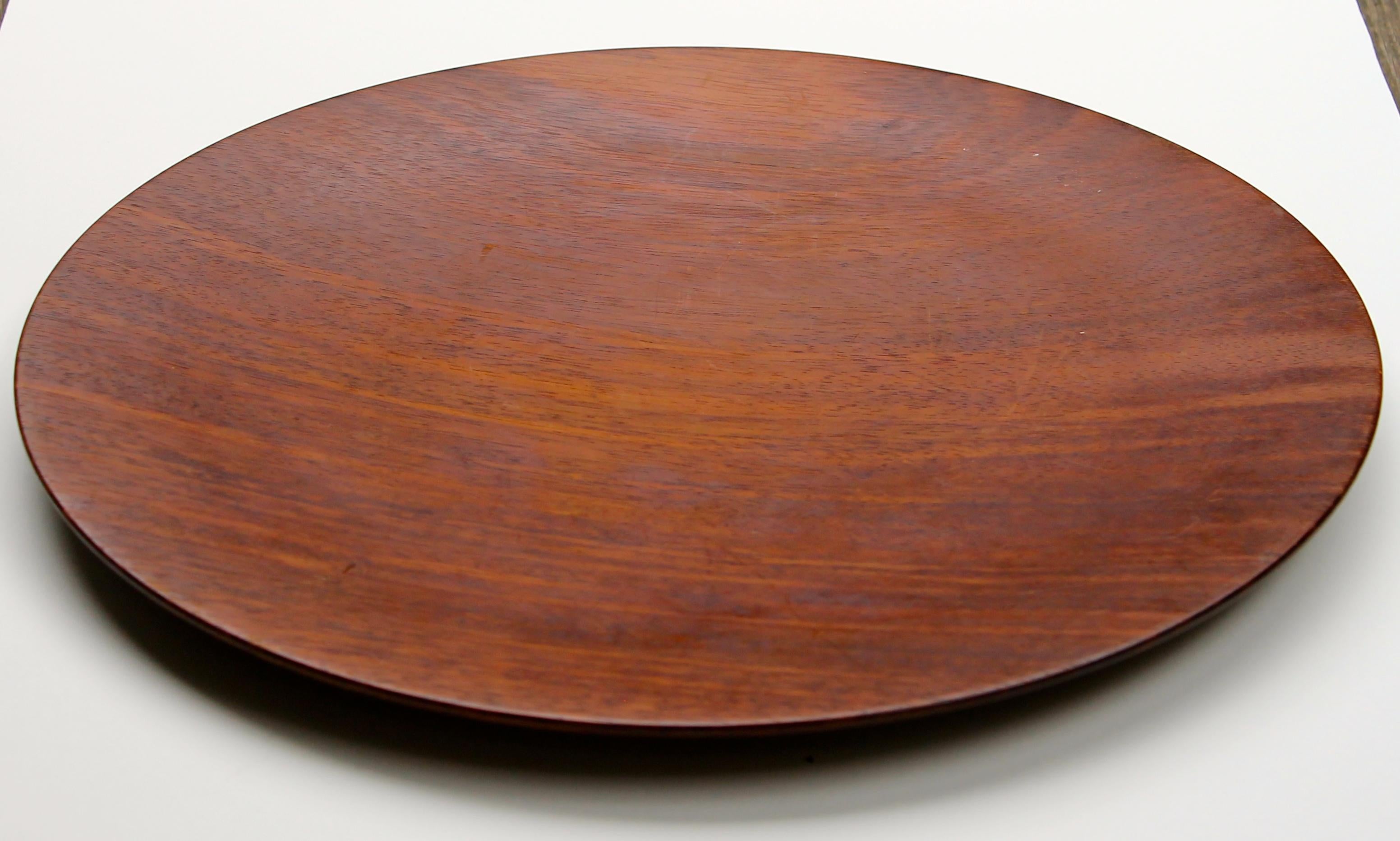 Important large tray turned from beautiful 'Iroko' wood from Africa, by the New Hampshire USA Craftsman Gordon Keeler (1926-2012).