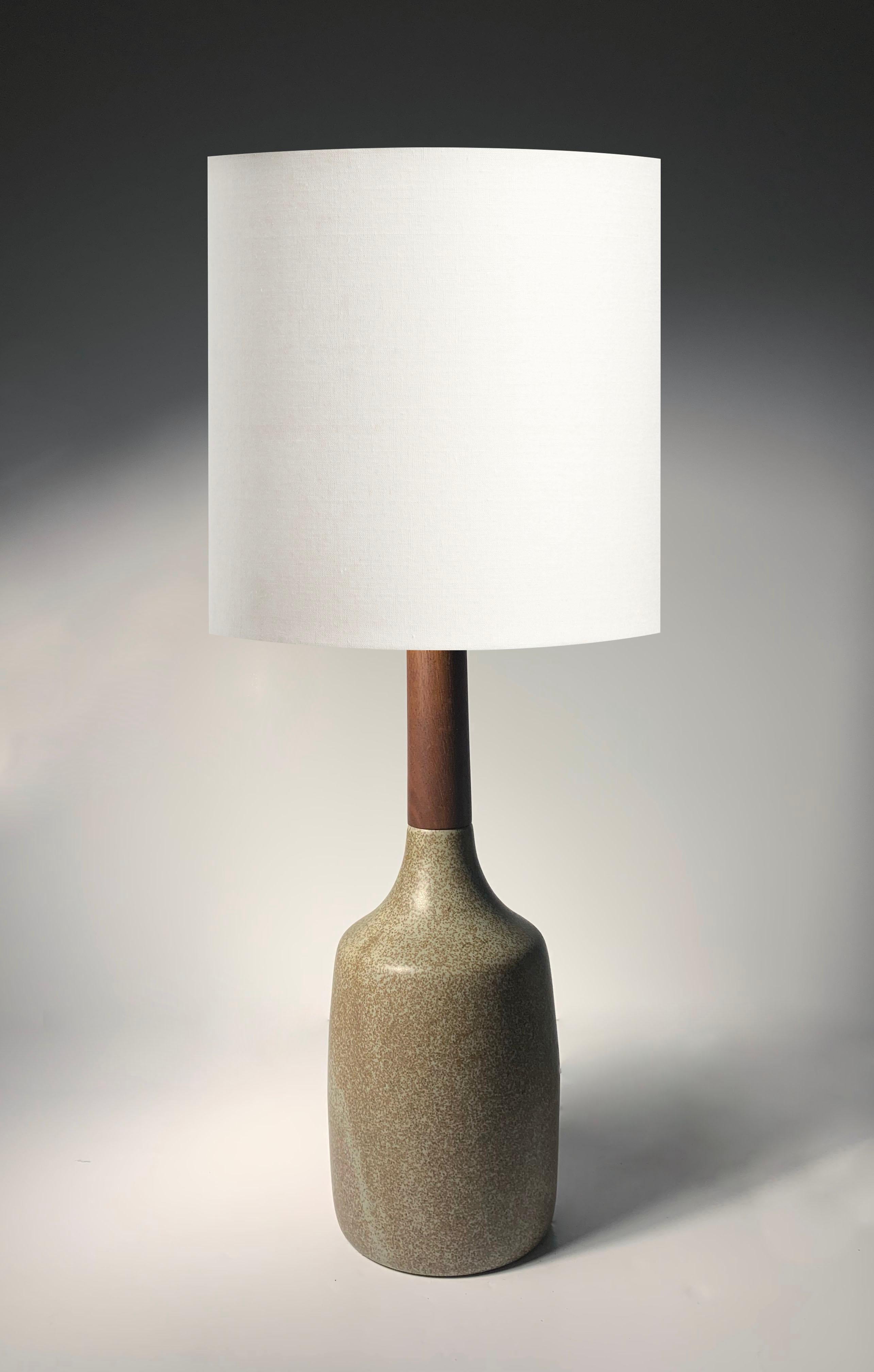 Lampe de table Gordon Martz en céramique et bois

26.5