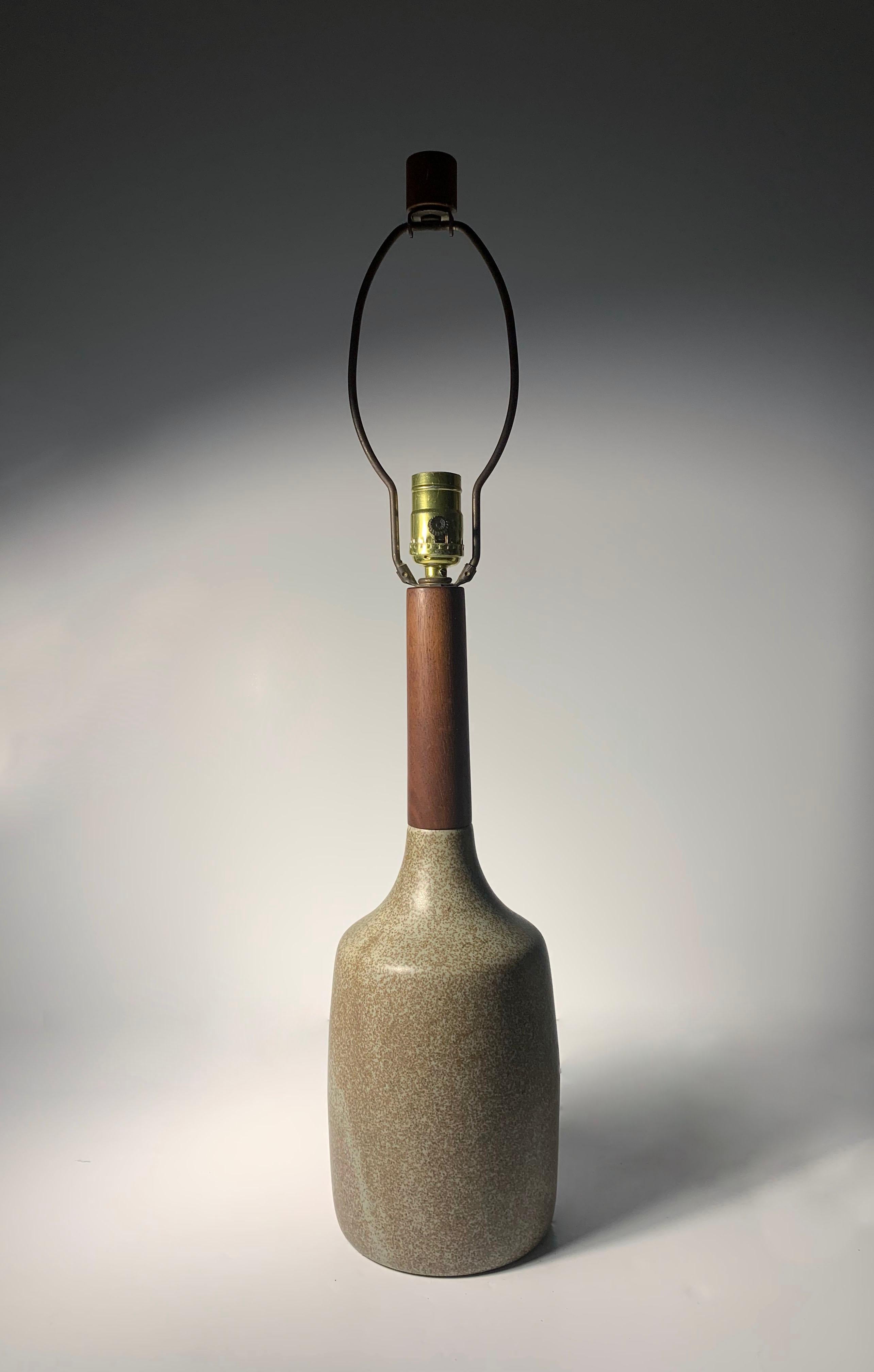 Mid-Century Modern Lampe de table Gordon Martz en céramique et bois en vente