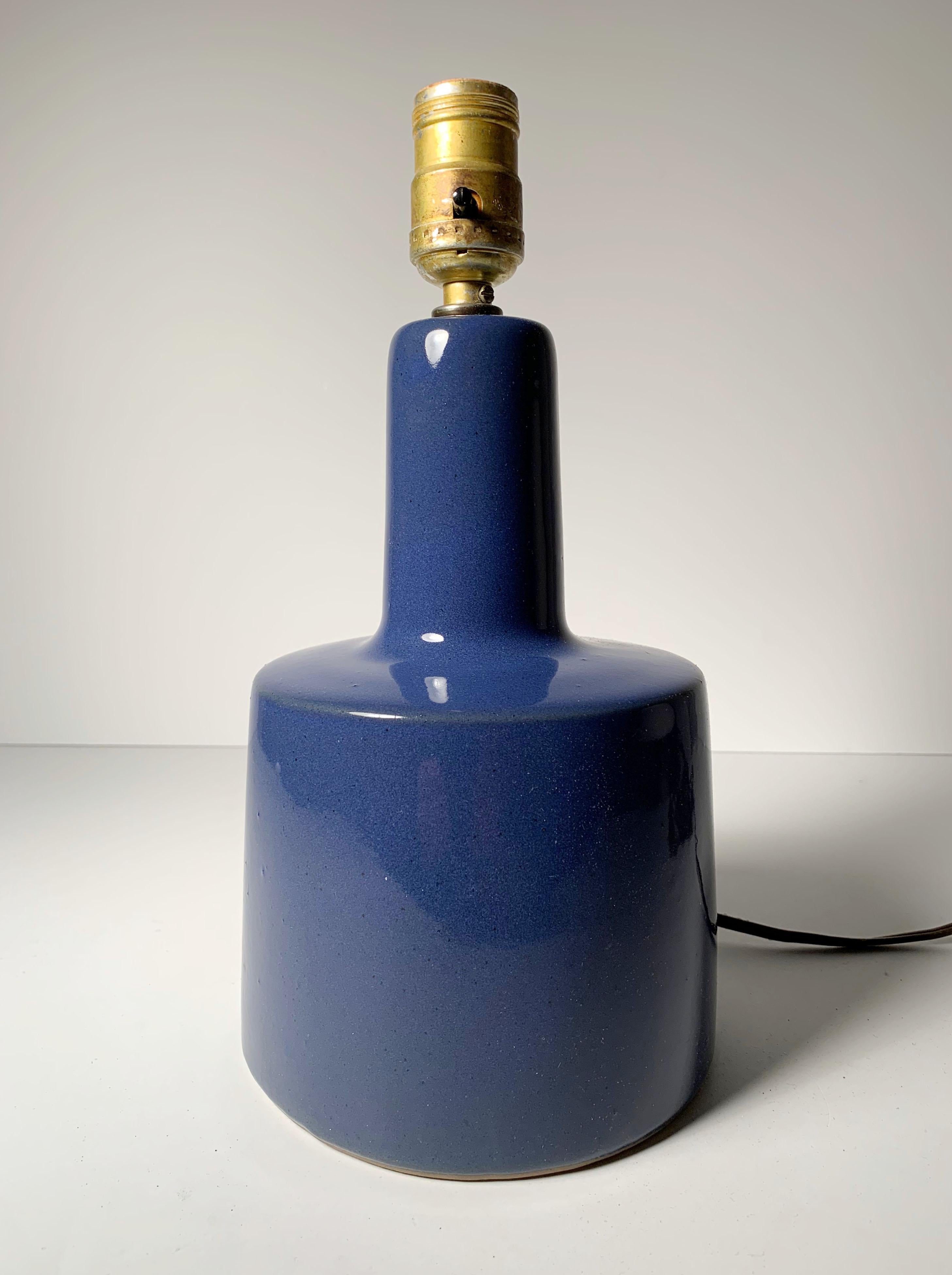 Gordon Martz Ceramic Table Step Lamp in Blue / Sapphire In Good Condition In Chicago, IL