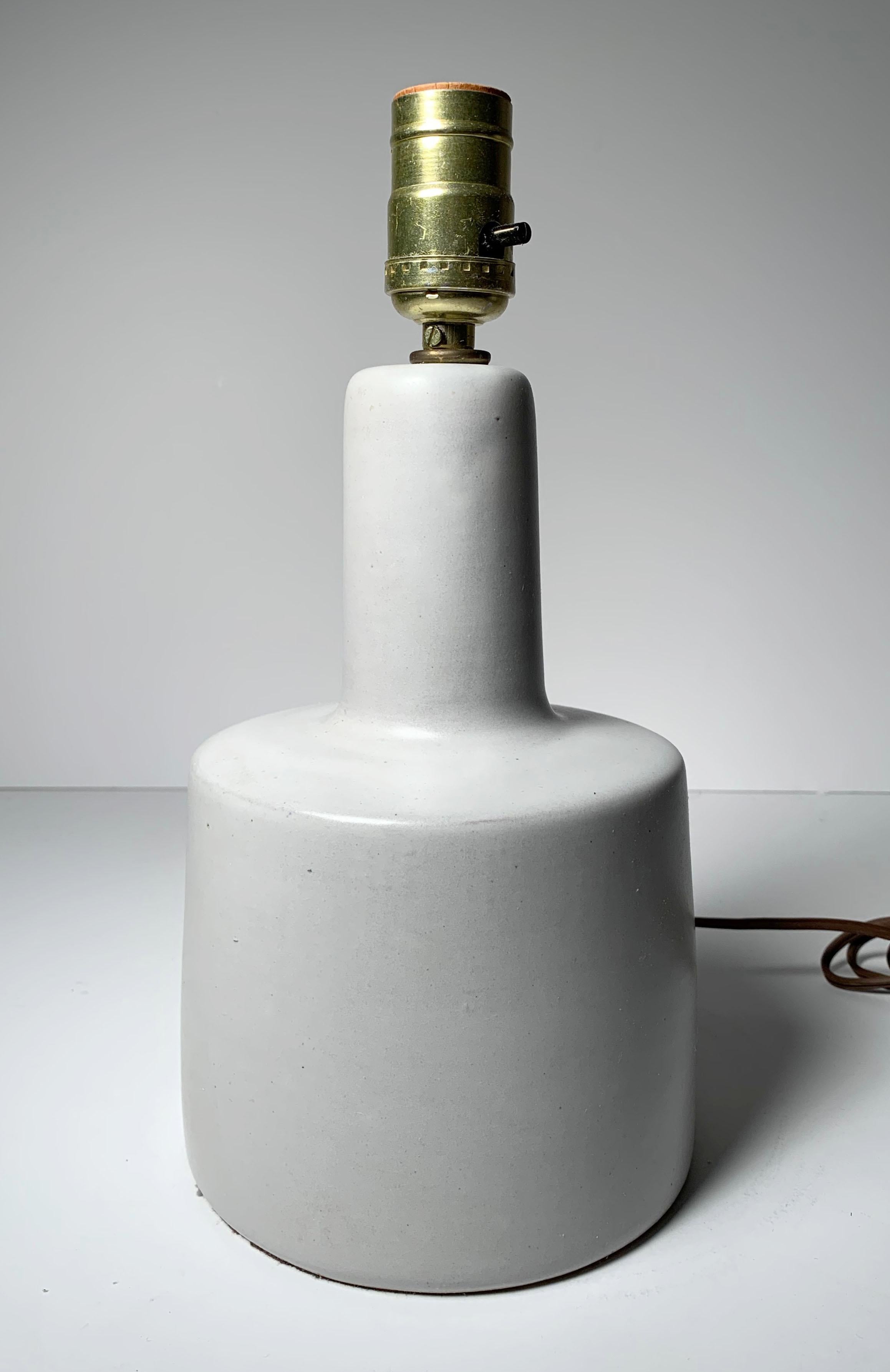 Gordon Martz Ceramic Table Step Lamp in White In Good Condition In Chicago, IL