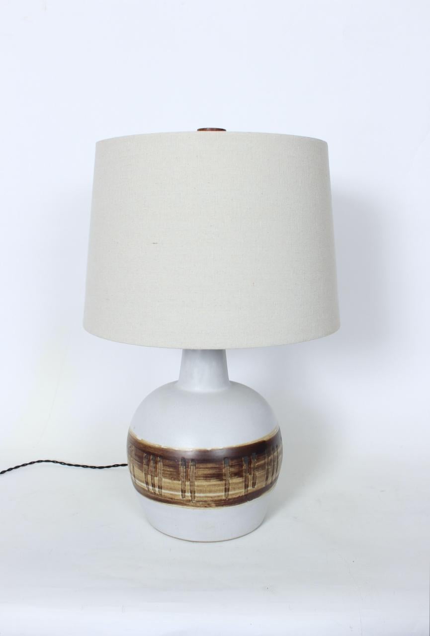 Mid-Century Modern Gordon Martz for Marshall Studios Lampe de table en grès blanc à bandes de couleur Brown Drip Banded en vente