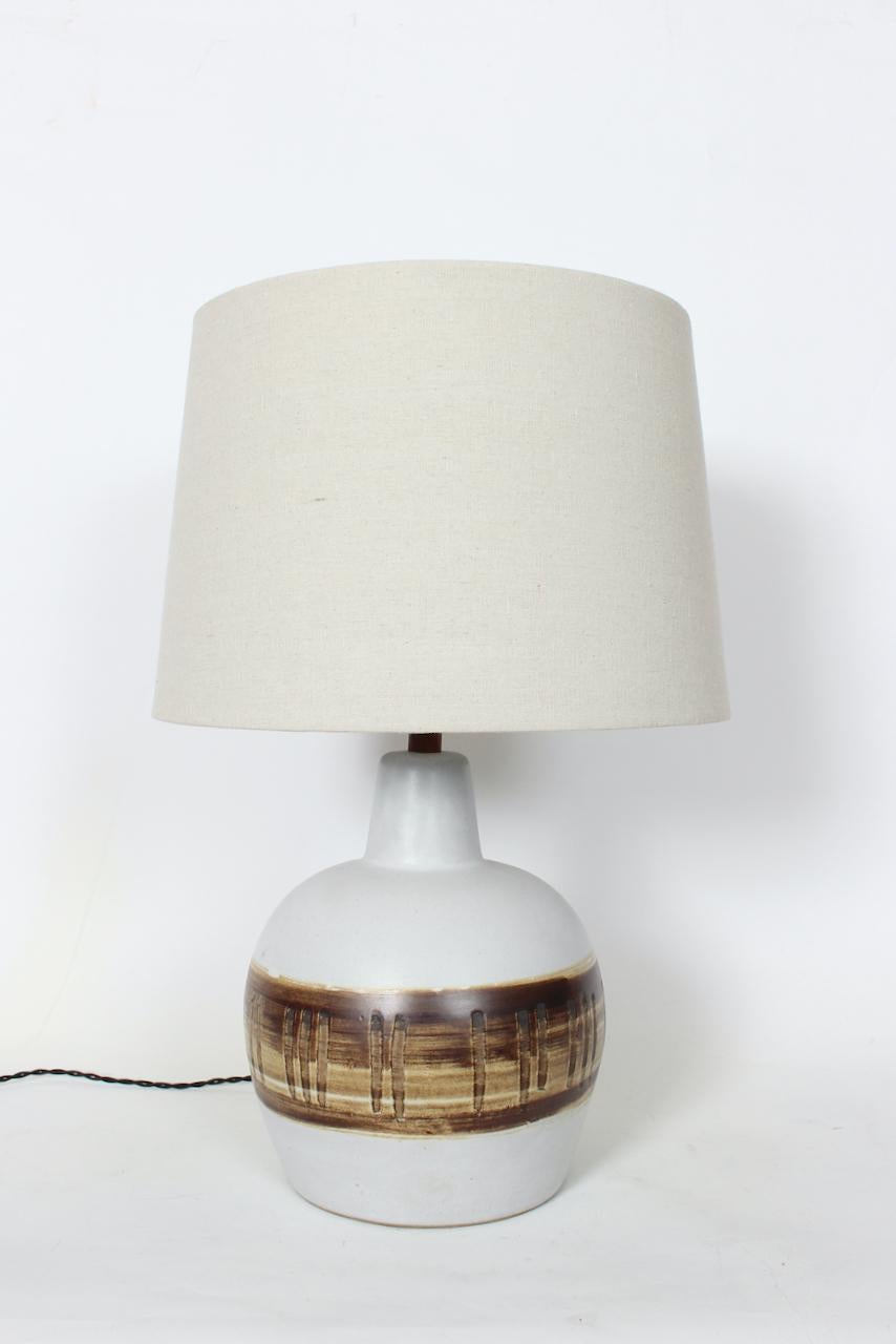 Mid-Century Modern Gordon Martz for Marshall Studios Brown Drip Banded White Stoneware Table Lamp For Sale