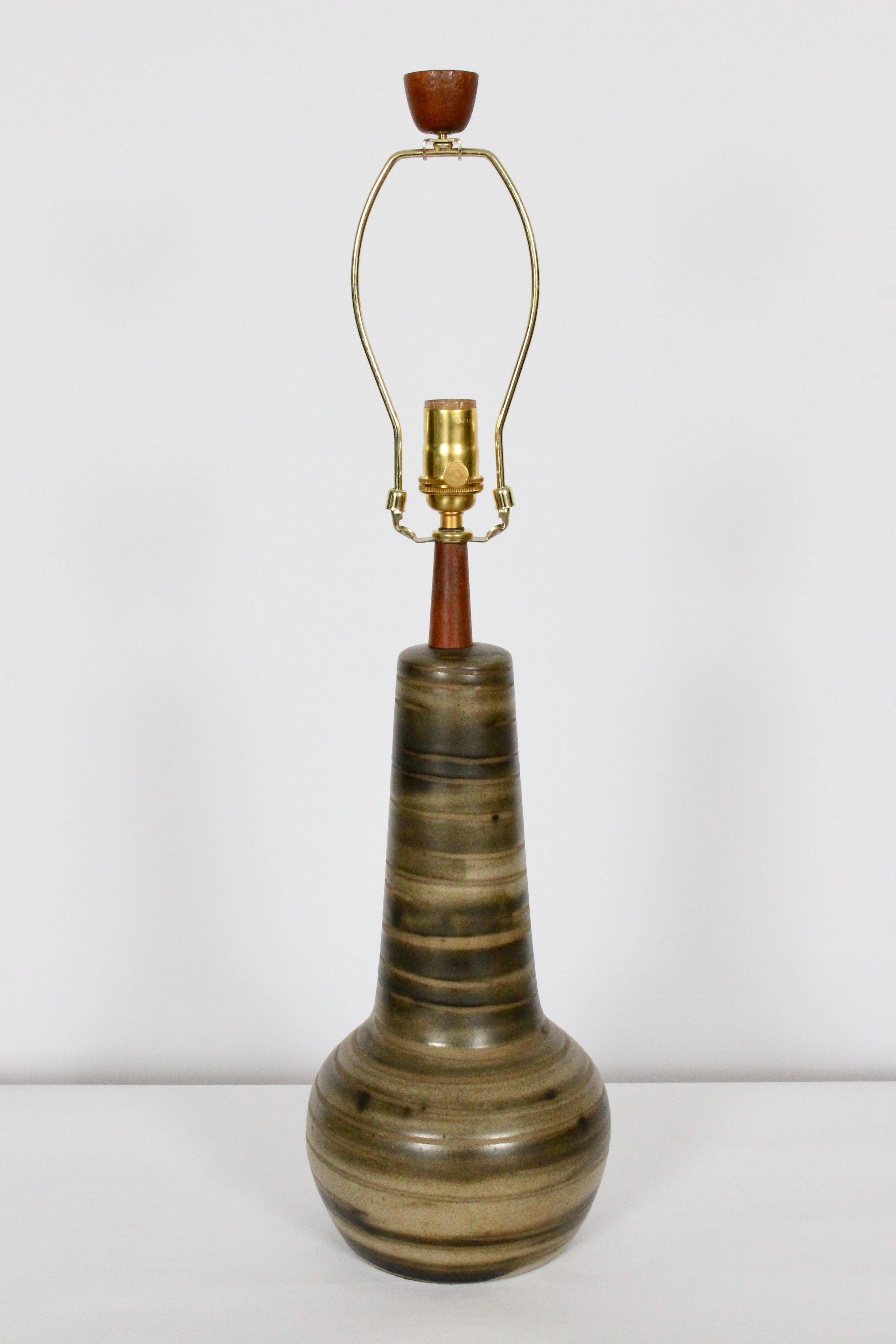 Gordon Martz lampe de bureau en poterie vert olive brossée pour Marshall Studios, années 1950 en vente 7