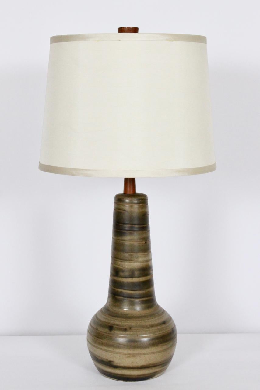 Gordon Martz lampe de bureau en poterie vert olive brossée pour Marshall Studios, années 1950 en vente 9