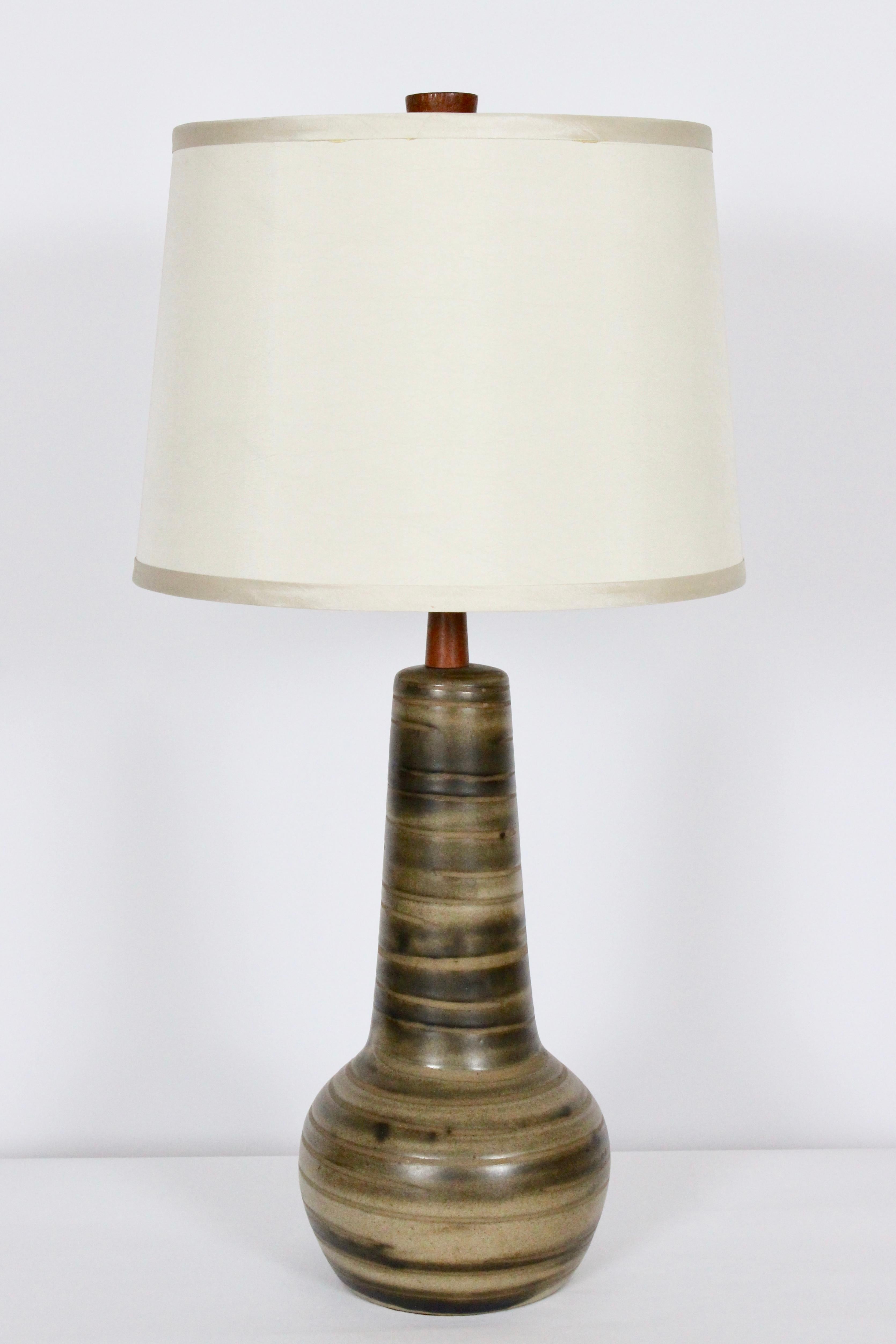 Lampe de table en grès émaillé mat Gordon Martz pour Marshall Studios. La forme de la lampe 178 est accentuée par un motif à bandes lâches. Brun brossé avec du beige foncé et des nuances de vert olive, avec un col en teck et un embout original en