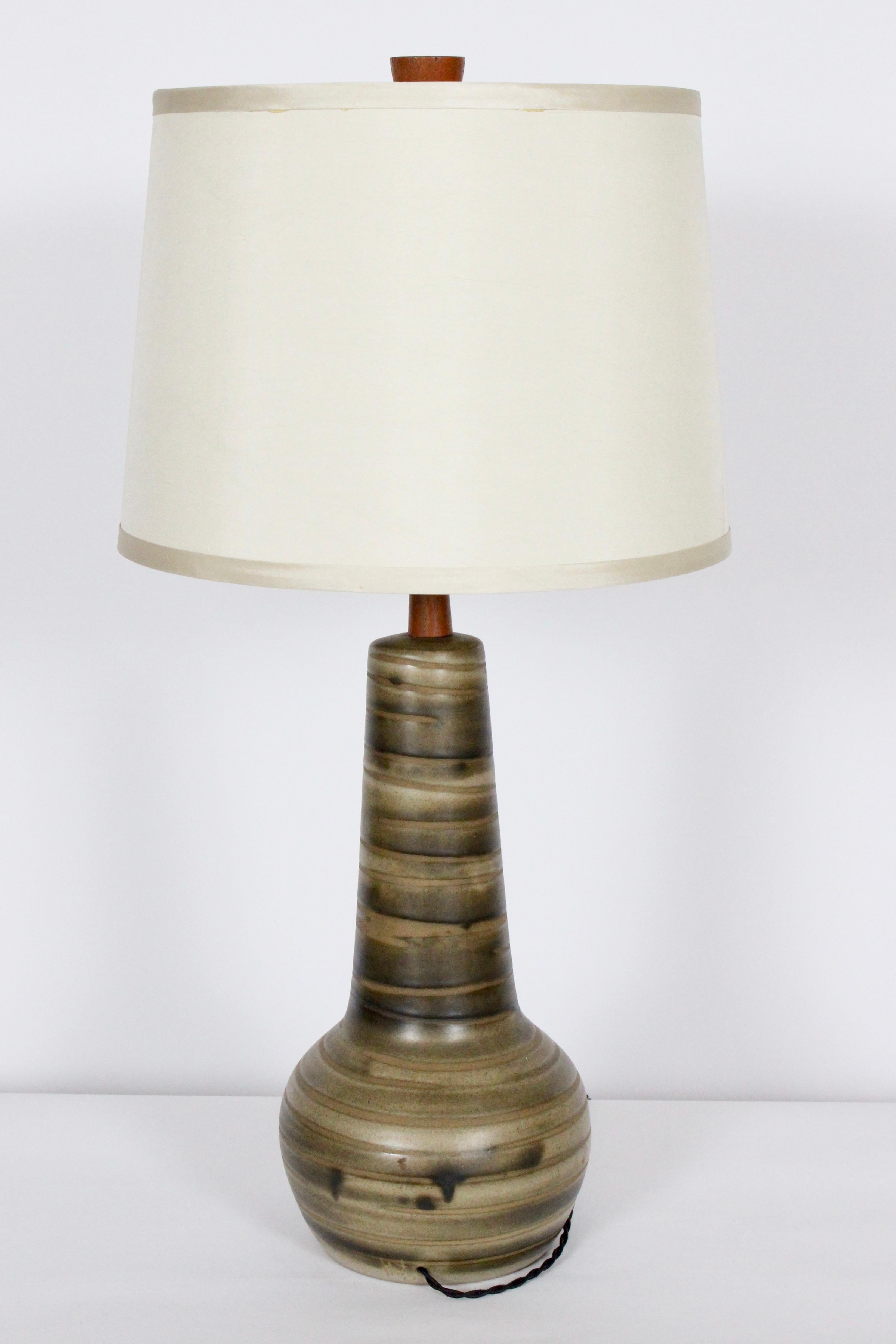 Mid-Century Modern Gordon Martz lampe de bureau en poterie vert olive brossée pour Marshall Studios, années 1950 en vente