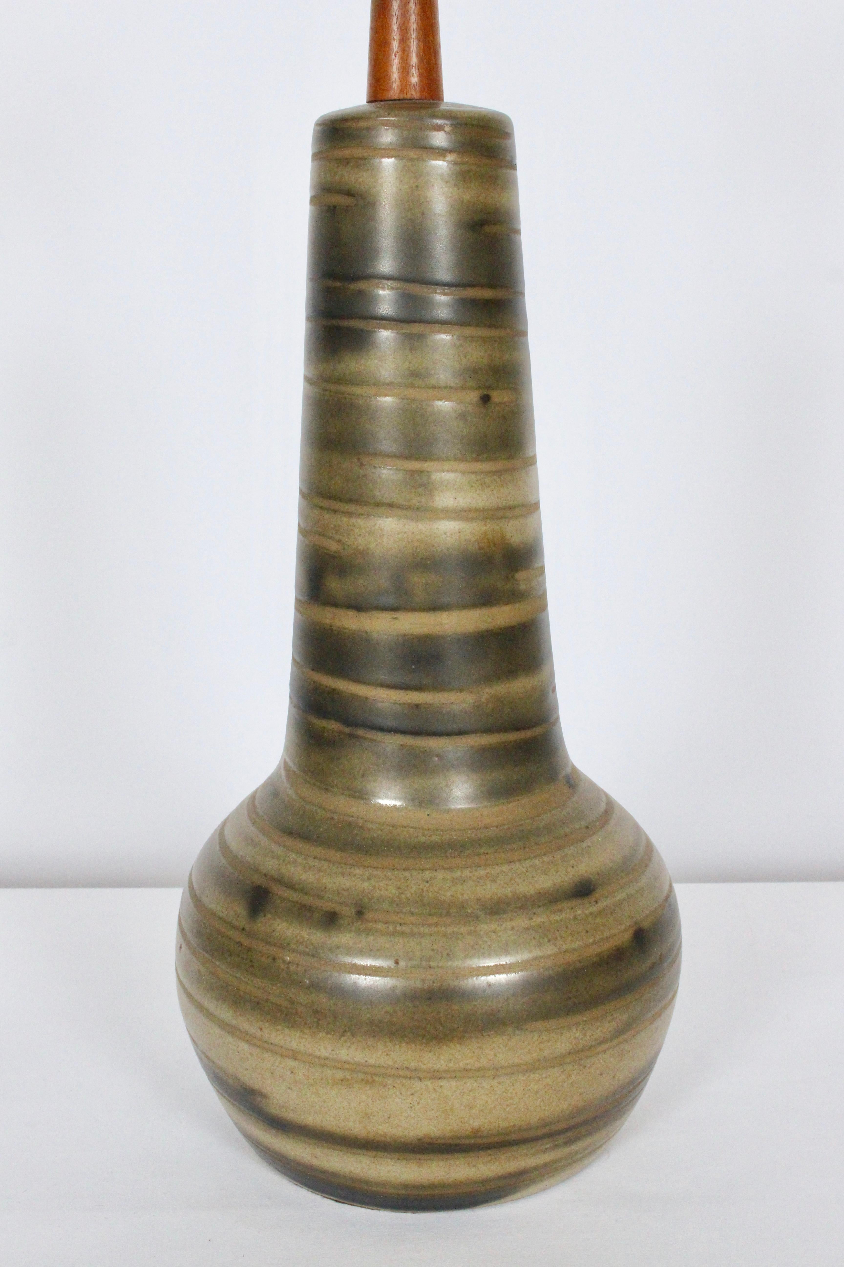Milieu du XXe siècle Gordon Martz lampe de bureau en poterie vert olive brossée pour Marshall Studios, années 1950 en vente