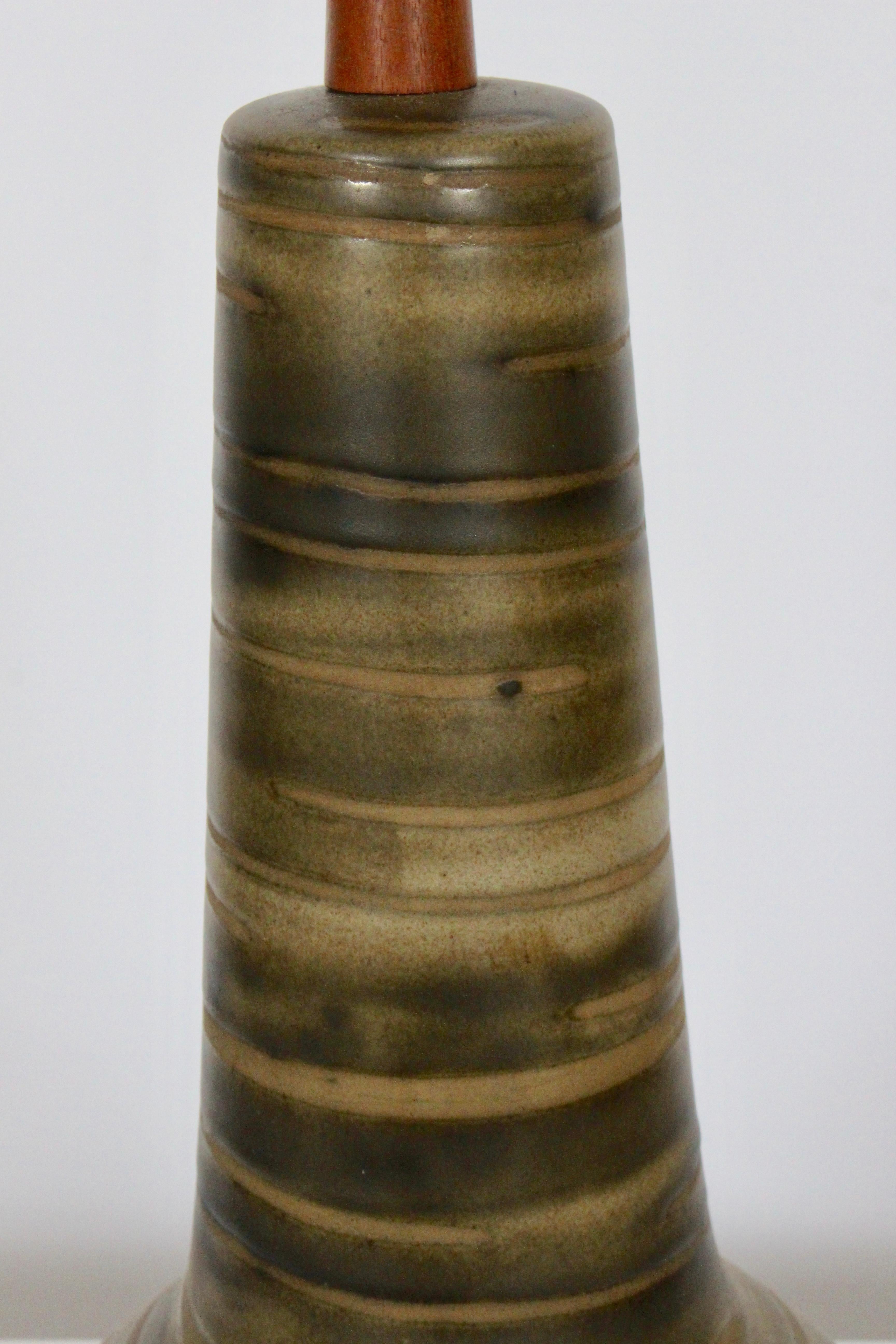 Gordon Martz for Marshall Studios Brushed Olive Green Pottery Table Lamp, 1950's In Good Condition For Sale In Bainbridge, NY