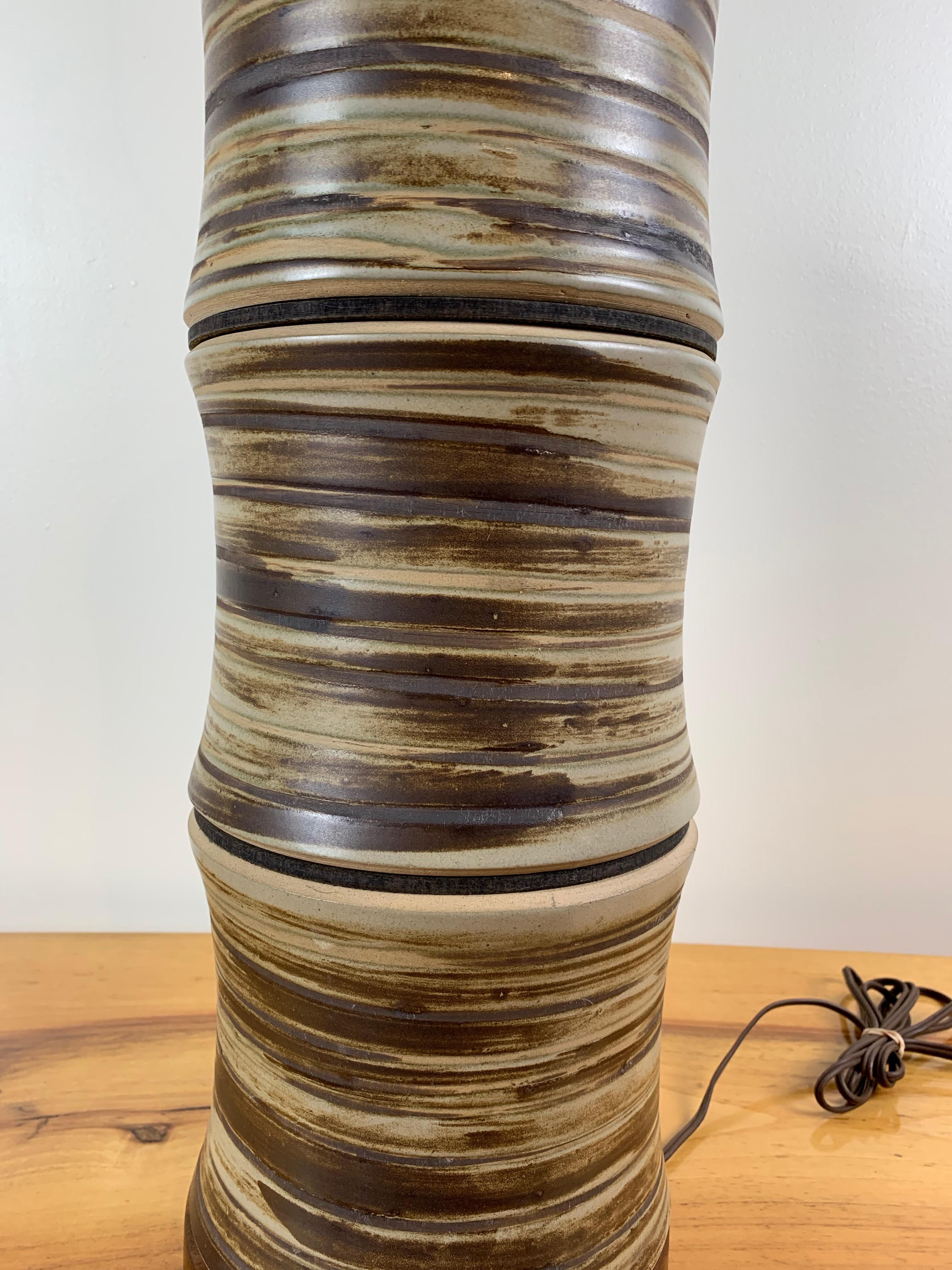 Complimentary pair of Gordon & Jane Martz large ceramic lamp with segmented body and swirling tones of ecru and browns. 

Veedersburg, Indiana, USA, 1960s 
Glazed ceramic, walnut, 
with Marshall Studios label.

 
