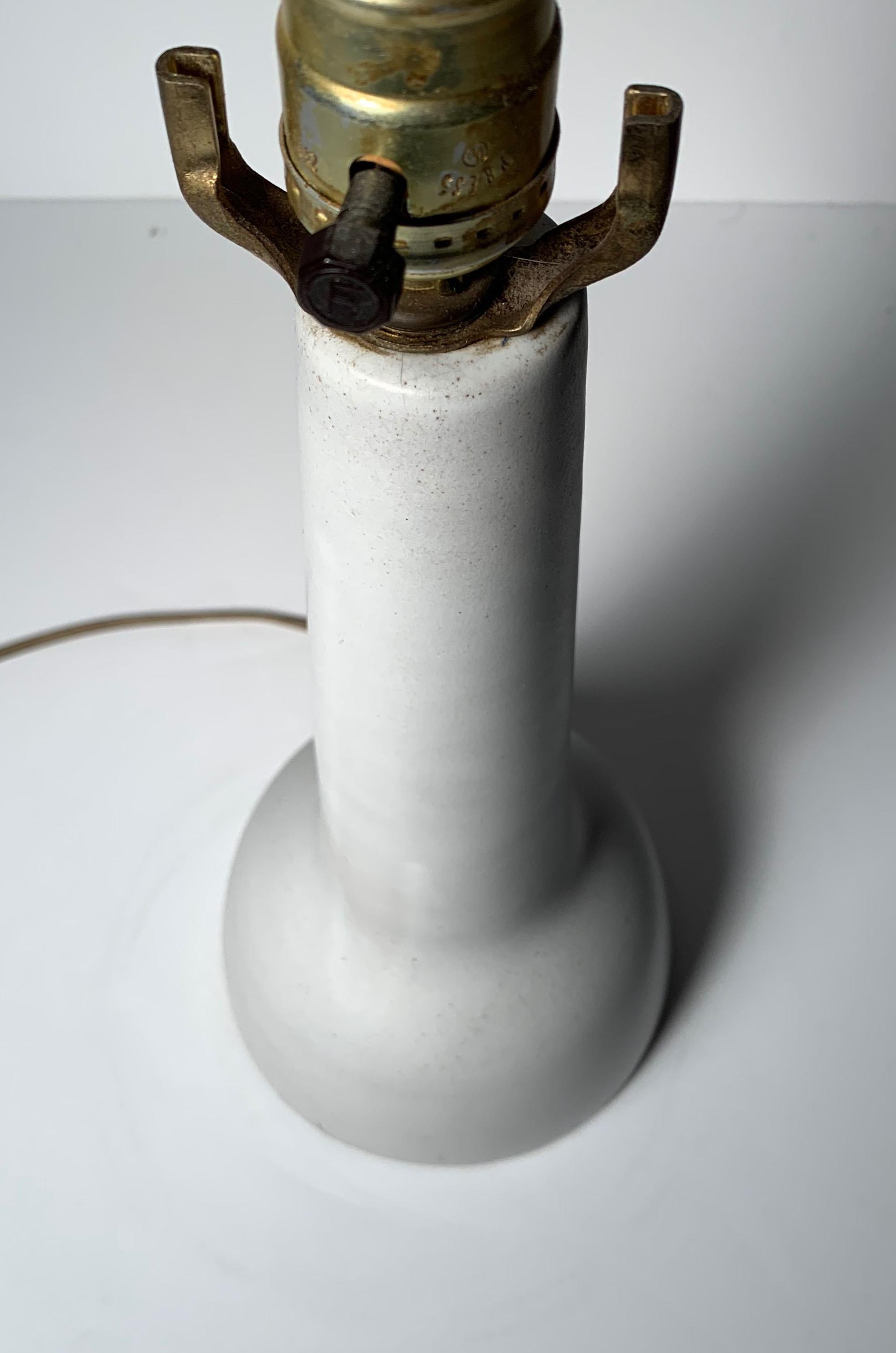 Petite lampe de table torpille en céramique Gordon Martz, blanche.