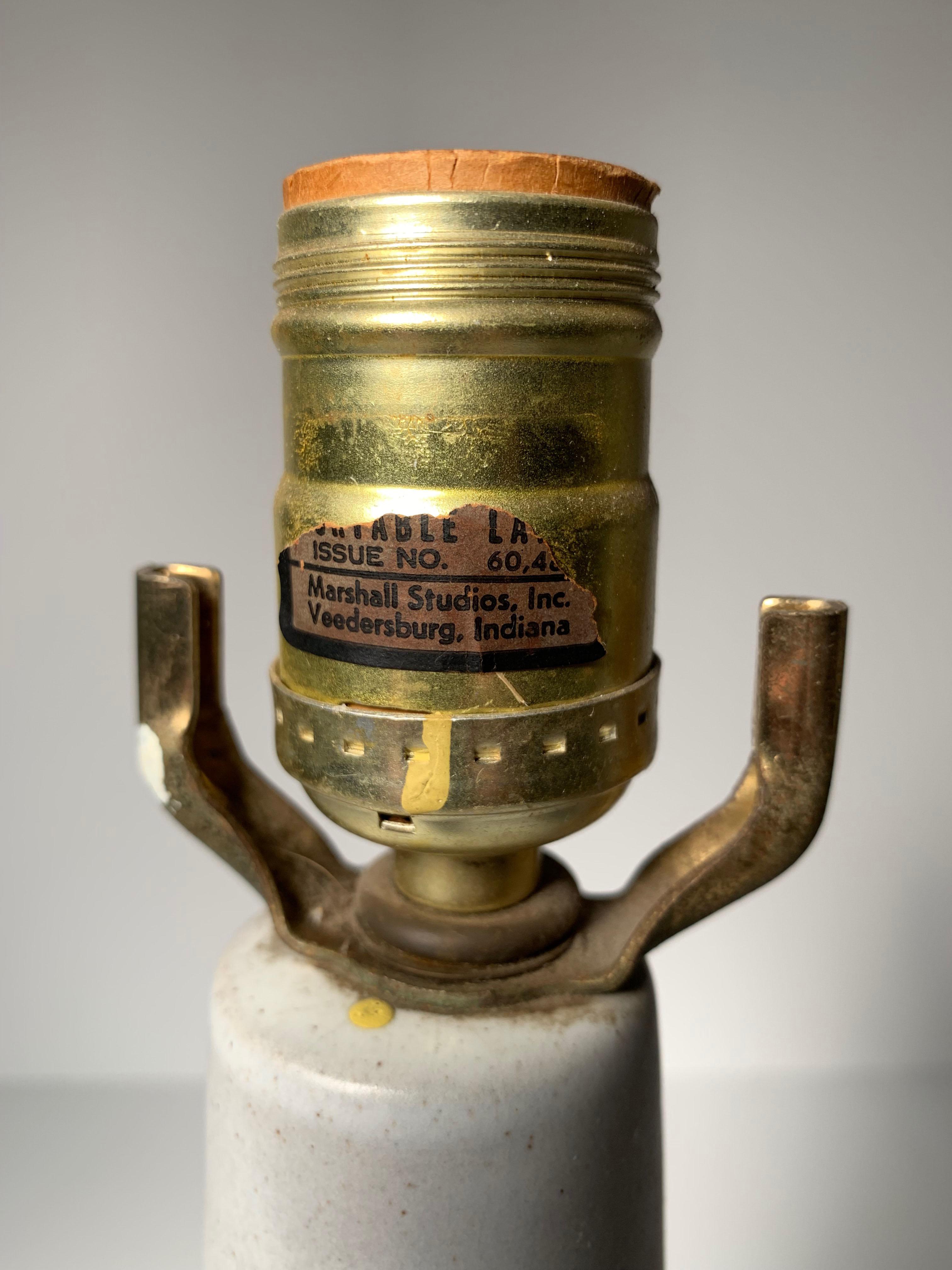 Américain Petite lampe de bureau Gordon Martz en forme de torpille en céramique blanche en vente