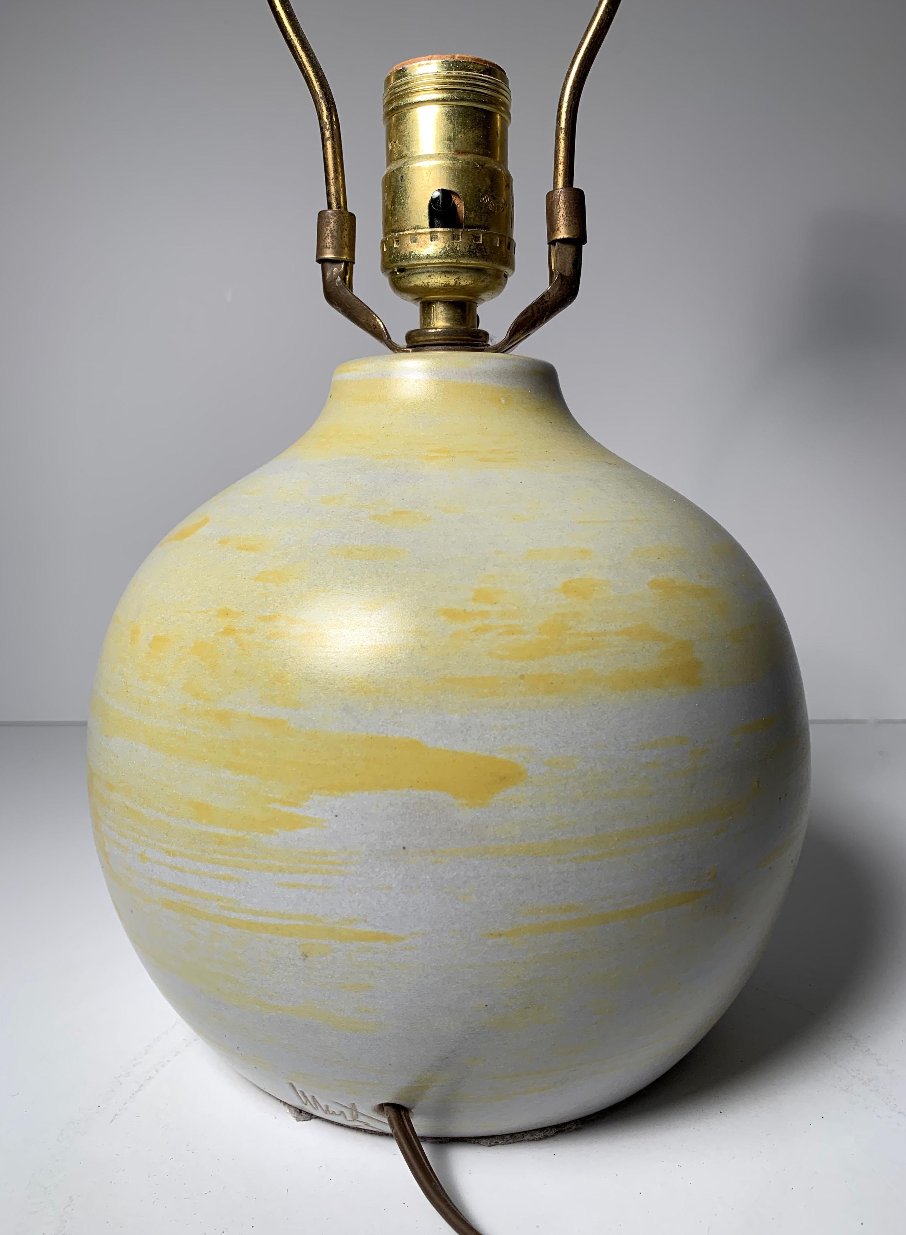 20ième siècle Gordon Martz lampe de bureau blanche avec tourbillons jaunes en vente