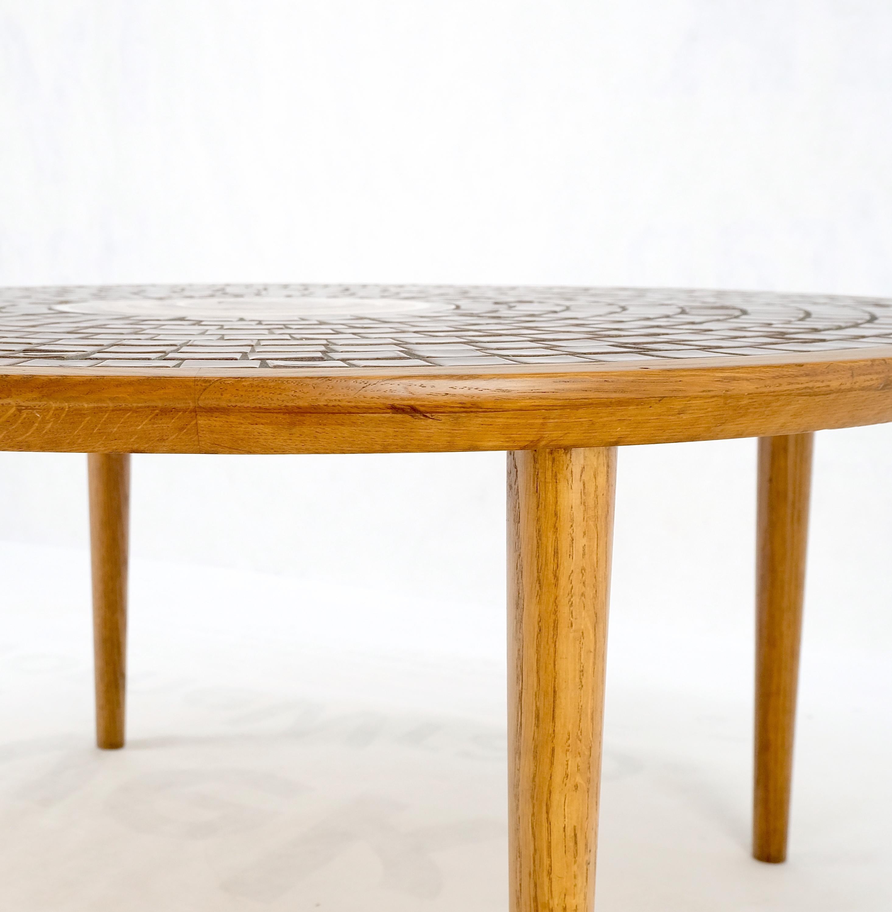 Table basse ronde Gordon Martz en mosaïque de carreaux sur pieds en forme de chevalet effilés MINT ! en vente 1