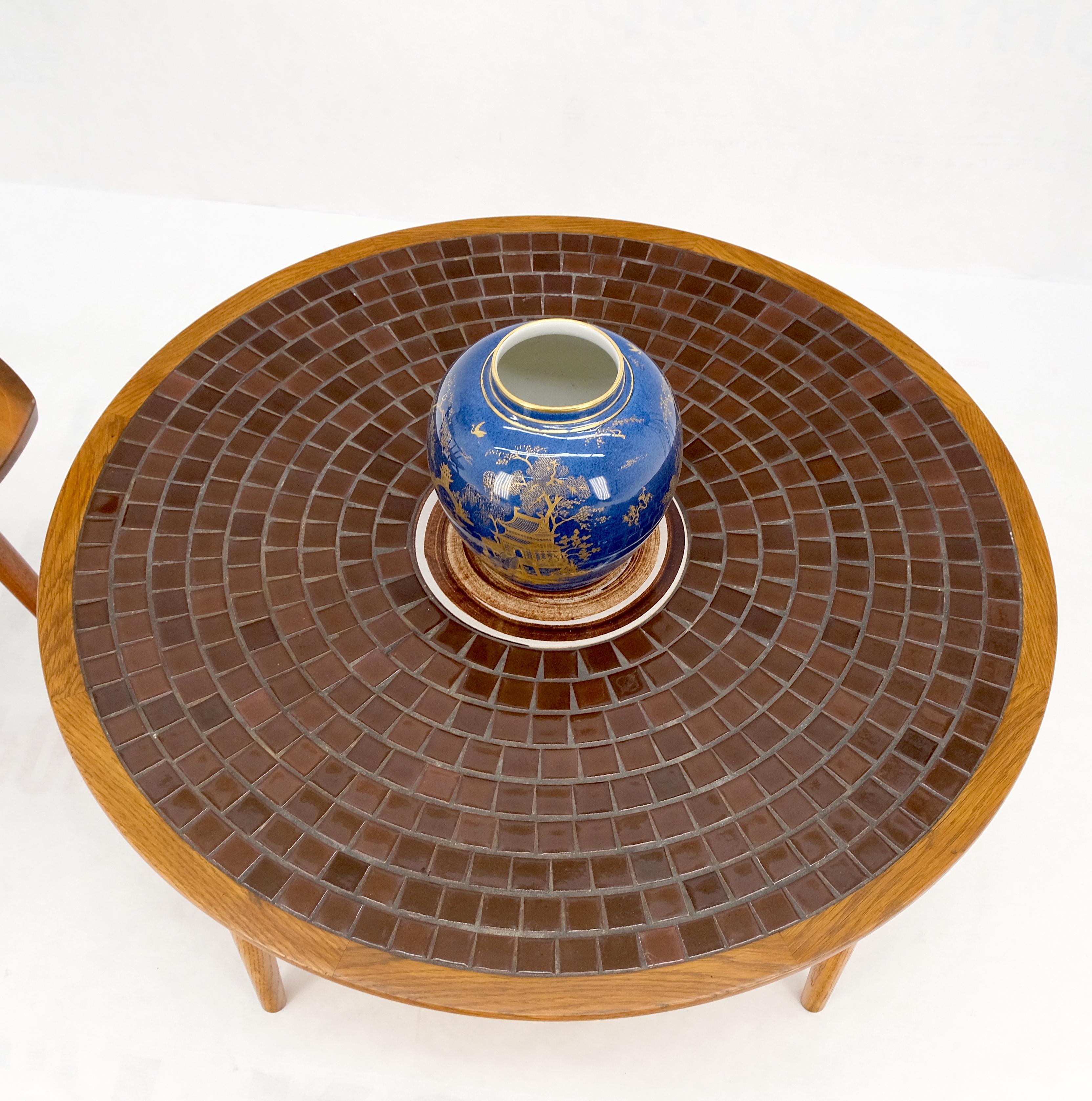 Mid-Century Modern Table basse ronde Gordon Martz en mosaïque de carreaux sur pieds en forme de chevalet effilés MINT ! en vente