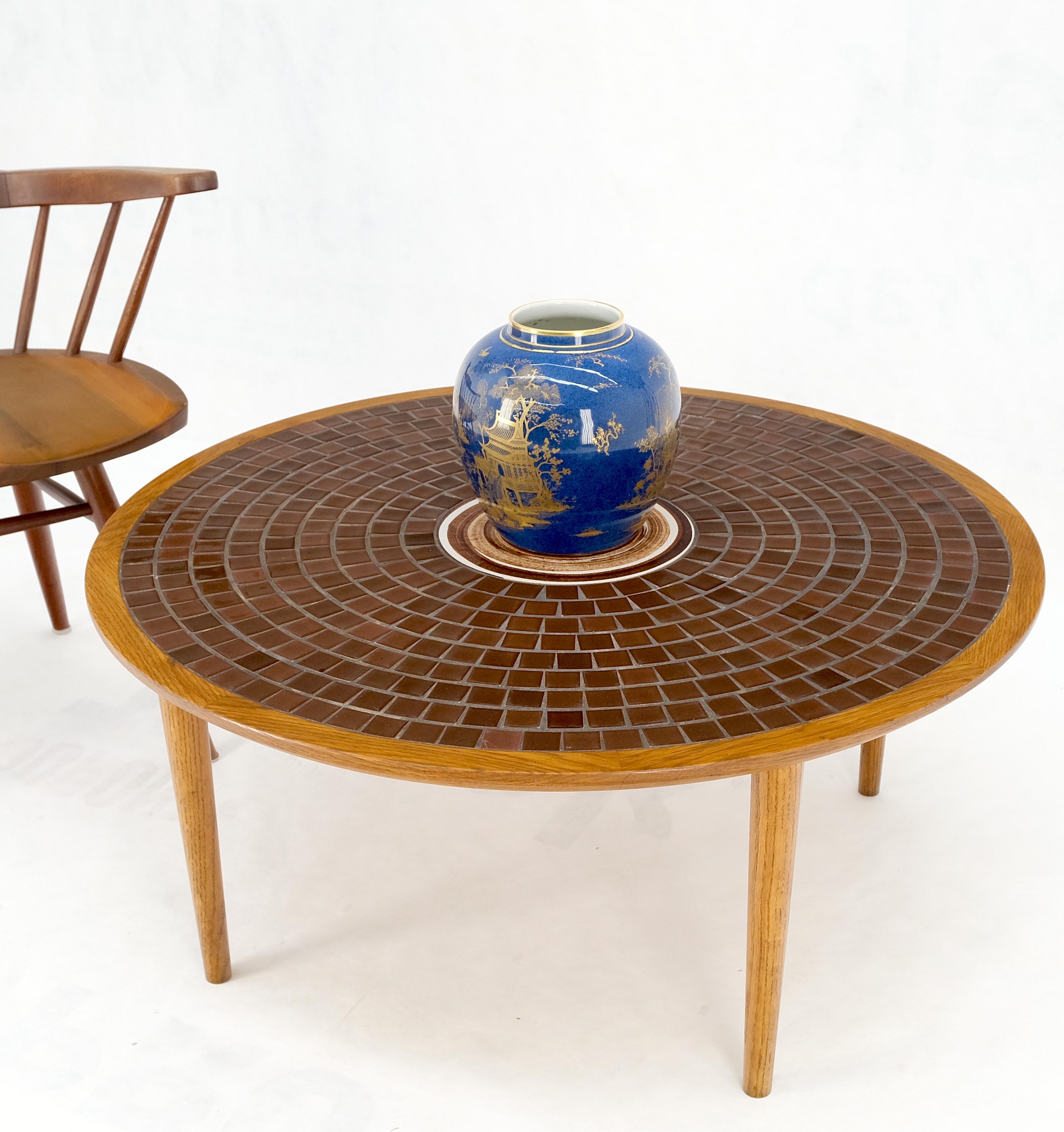 Américain Table basse ronde Gordon Martz en mosaïque de carreaux sur pieds en forme de chevalet effilés MINT ! en vente