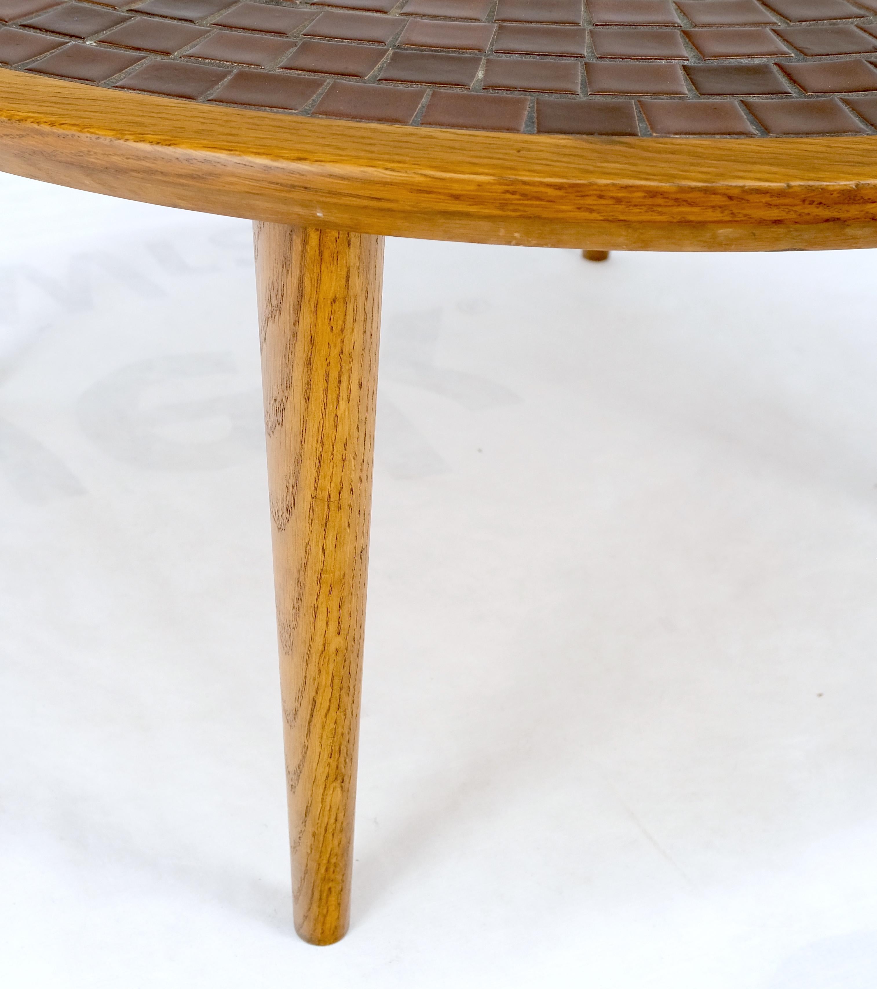 Table basse ronde Gordon Martz en mosaïque de carreaux sur pieds en forme de chevalet effilés MINT ! Bon état - En vente à Rockaway, NJ