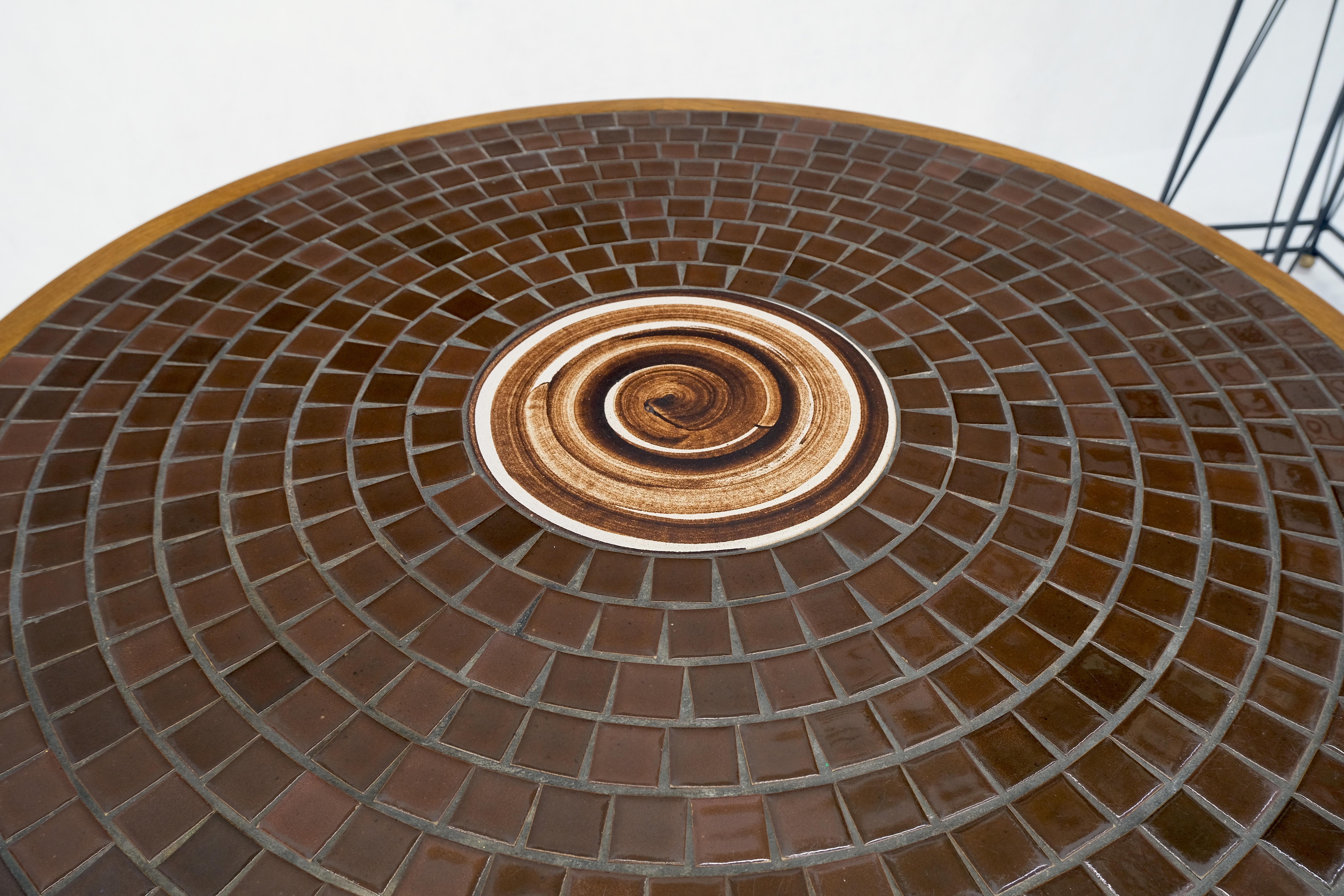 20ième siècle Table basse ronde Gordon Martz en mosaïque de carreaux sur pieds en forme de chevalet effilés MINT ! en vente