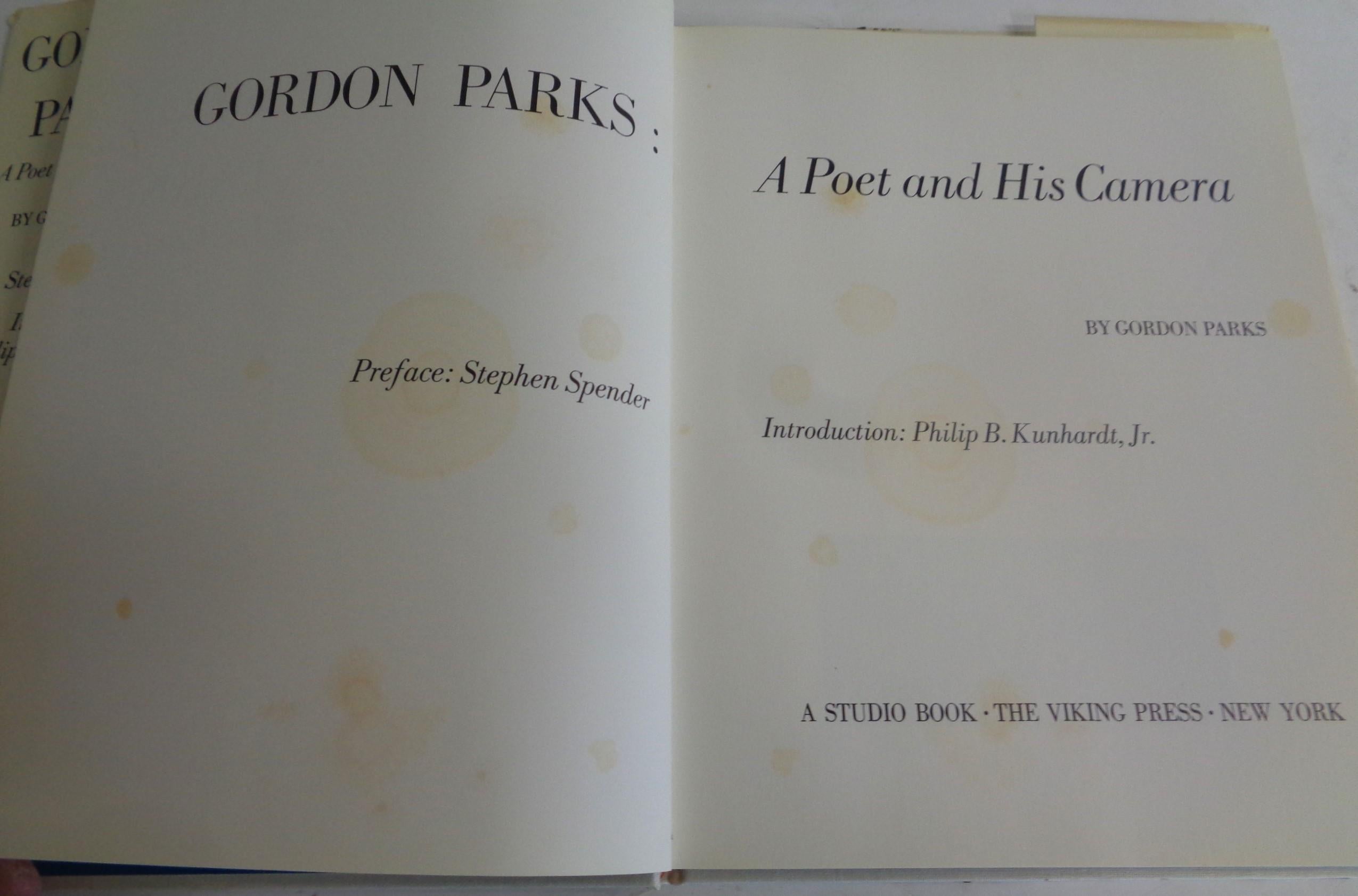 Paper Gordon Parks - A Poet and His Camera - Gordon Parks - 1968 Viking - 1st Edition For Sale