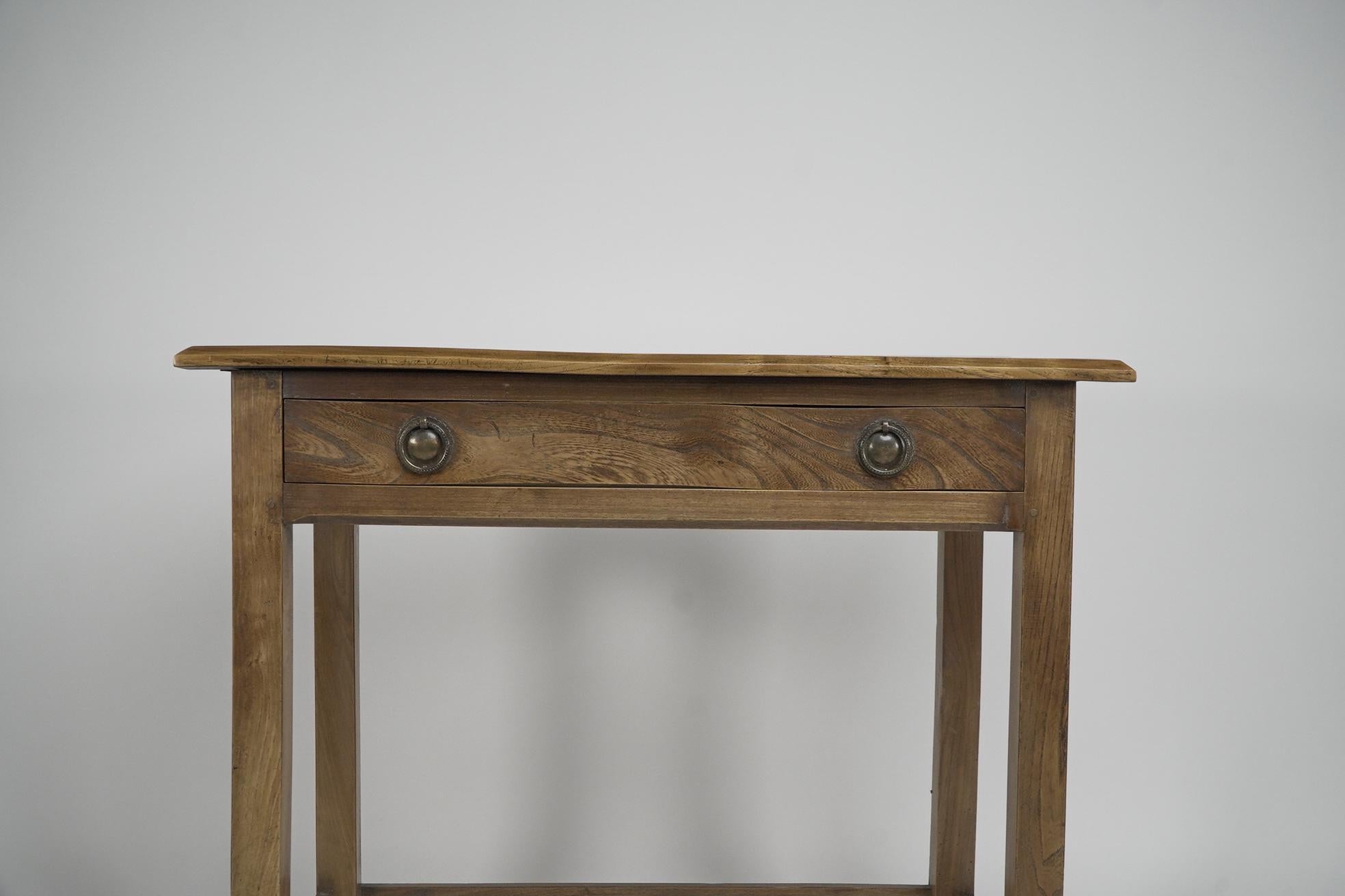 Arts and Crafts Gordon Russell. A fine quality Cotswold School ash single drawer desk For Sale