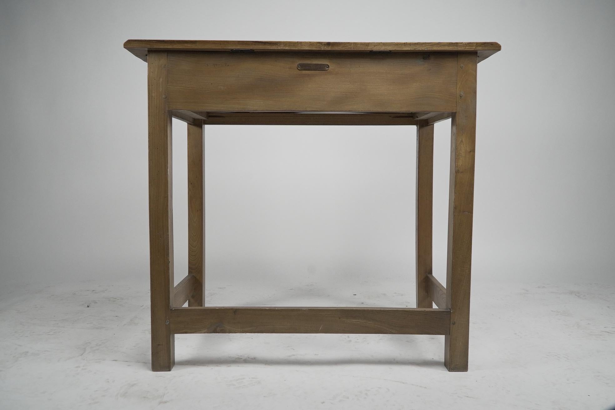 Gordon Russell. A fine quality Cotswold School ash single drawer desk For Sale 7