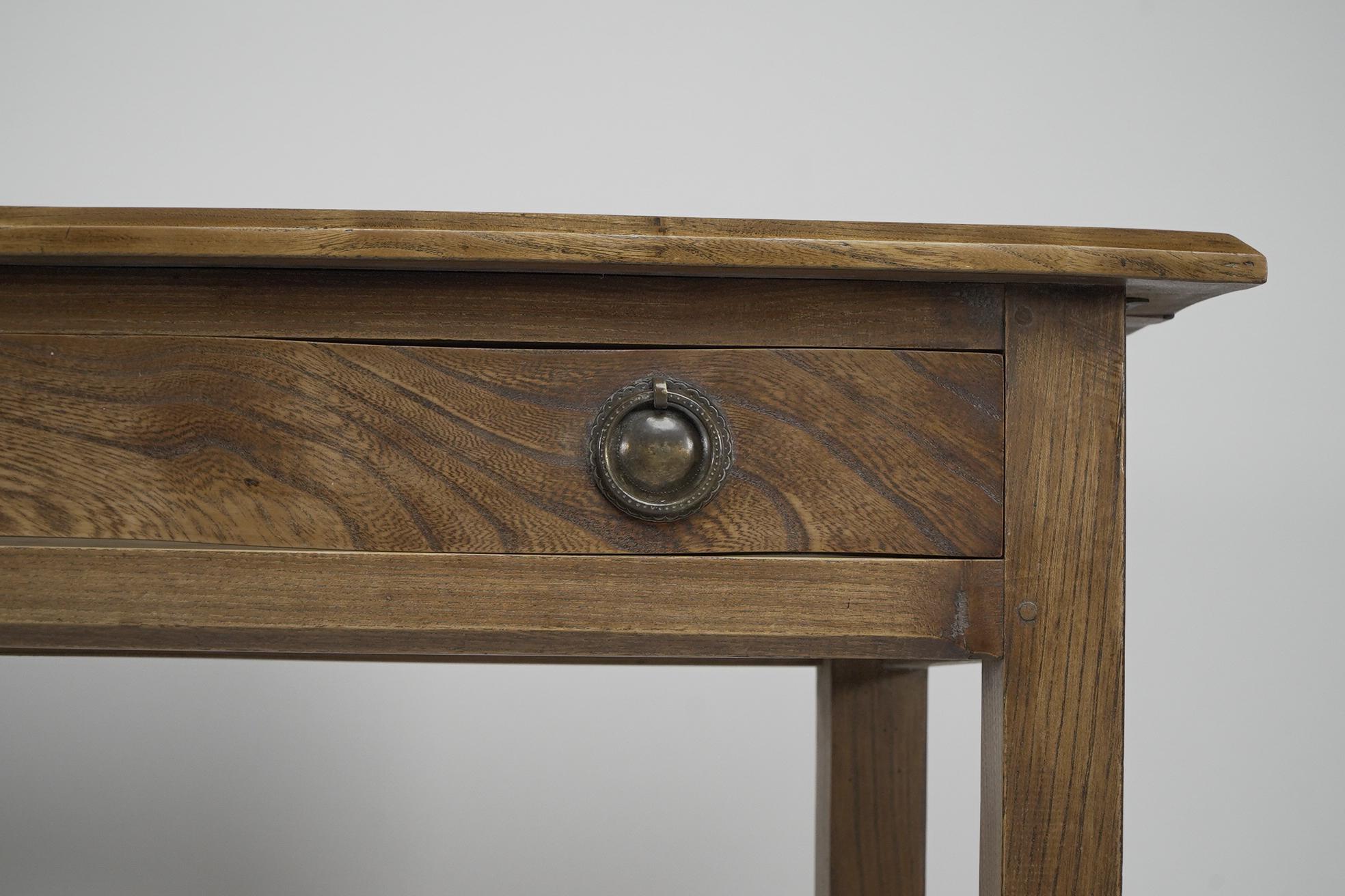 English Gordon Russell. A fine quality Cotswold School ash single drawer desk For Sale